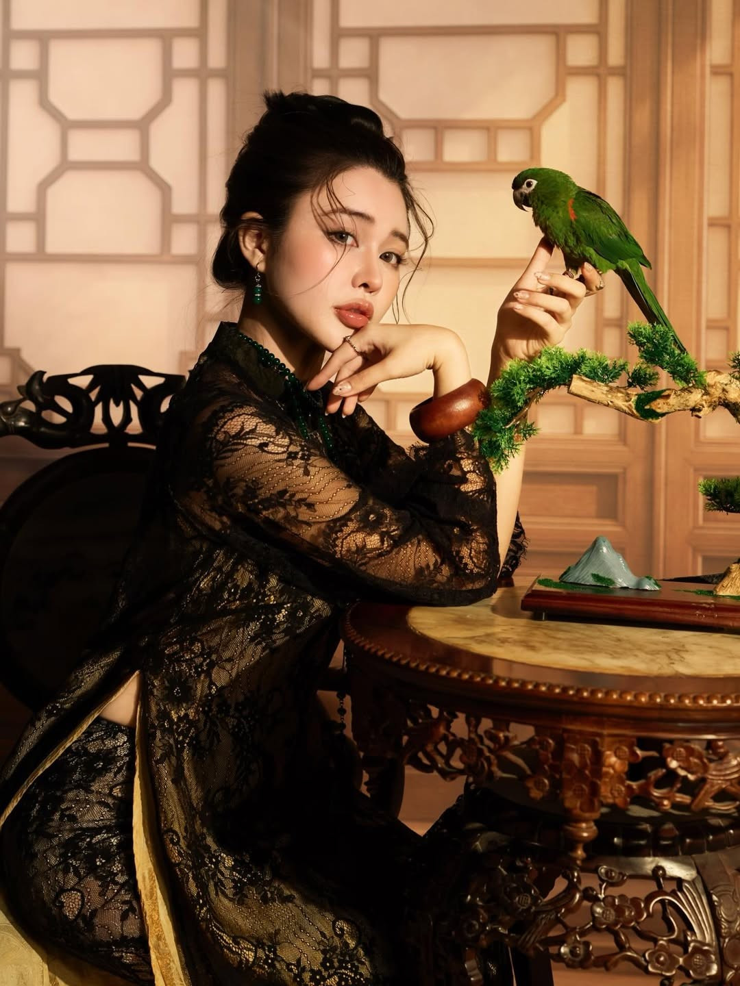 Phá vỡ những quy tắc về chất liệu thông thường, mẫu áo dài có lớp ren ngoài đang trở thành "cơn sốt" cho những cô nàng yêu thích phong cách hoài cổ và một chút huyền bí. (Ảnh: IG @_glambabi_)