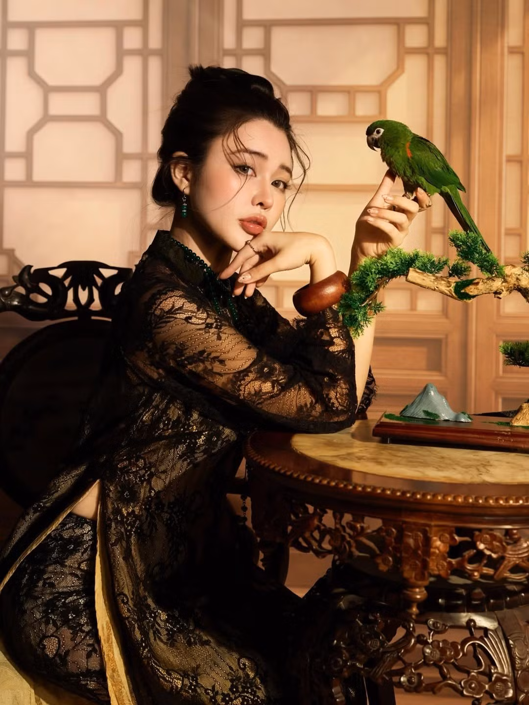 Phá vỡ những quy tắc về chất liệu thông thường, mẫu áo dài có lớp ren ngoài đang trở thành "cơn sốt" cho những cô nàng yêu thích phong cách hoài cổ và một chút huyền bí. (Ảnh: IG @_glambabi_)