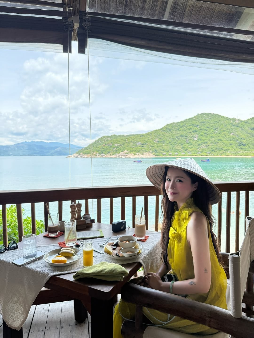 Chiếc váy không chỉ có màu sắc tươi sáng, hợp với không khí mùa hè mà còn được đính những bông hoa 3D tinh tế, tạo nên vẻ đẹp bay bổng và lãng mạn. (Ảnh: IGNV)