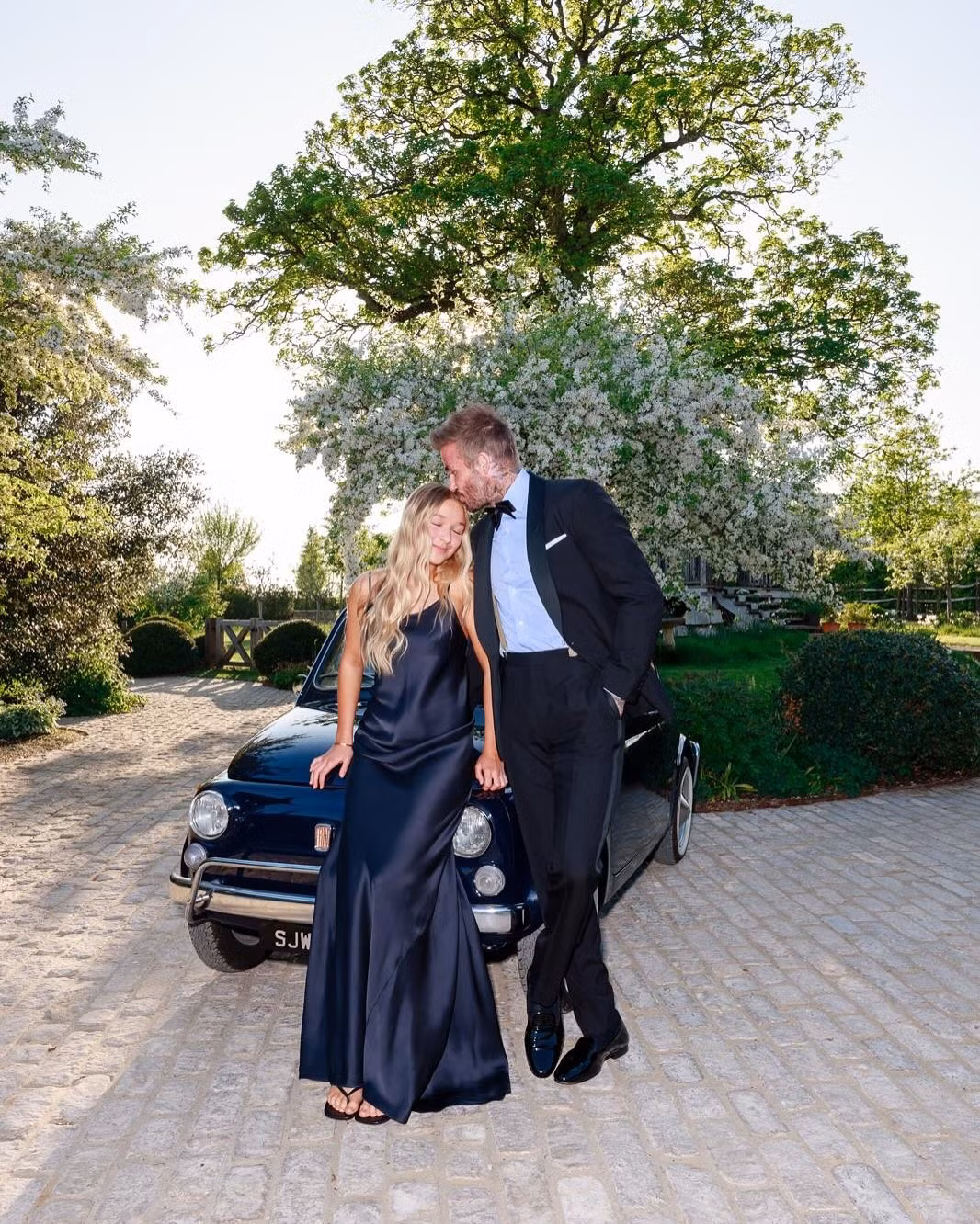 Trong những bức ảnh gia đình gần đây, người hâm mộ không khỏi ngạc nhiên khi thấy Harper đã gần như cao bằng mẹ Victoria, với vóc dáng mảnh dẻ, duyên dáng.