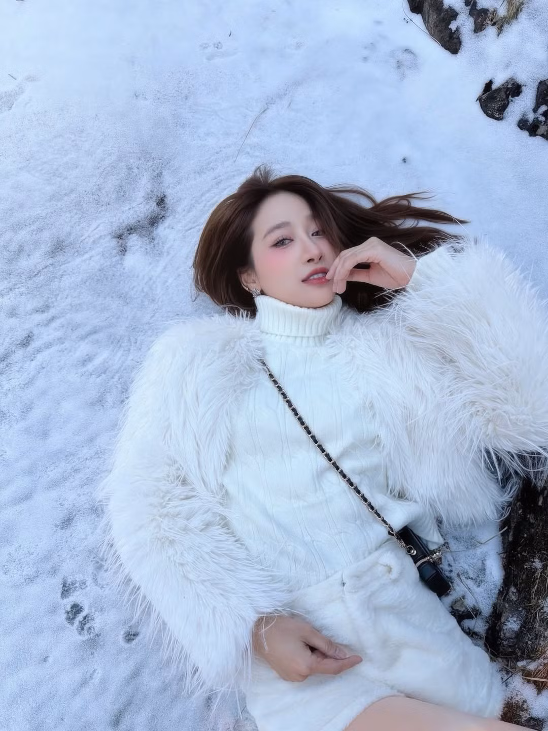 Giữa phông nền tuyết trắng xóa, Linh Kul vẫn diện thiết kế quần ngắn, khoe đôi chân thon gọn nuột nà cùng làn da trắng không tì vết. (Ảnh: IGNV)