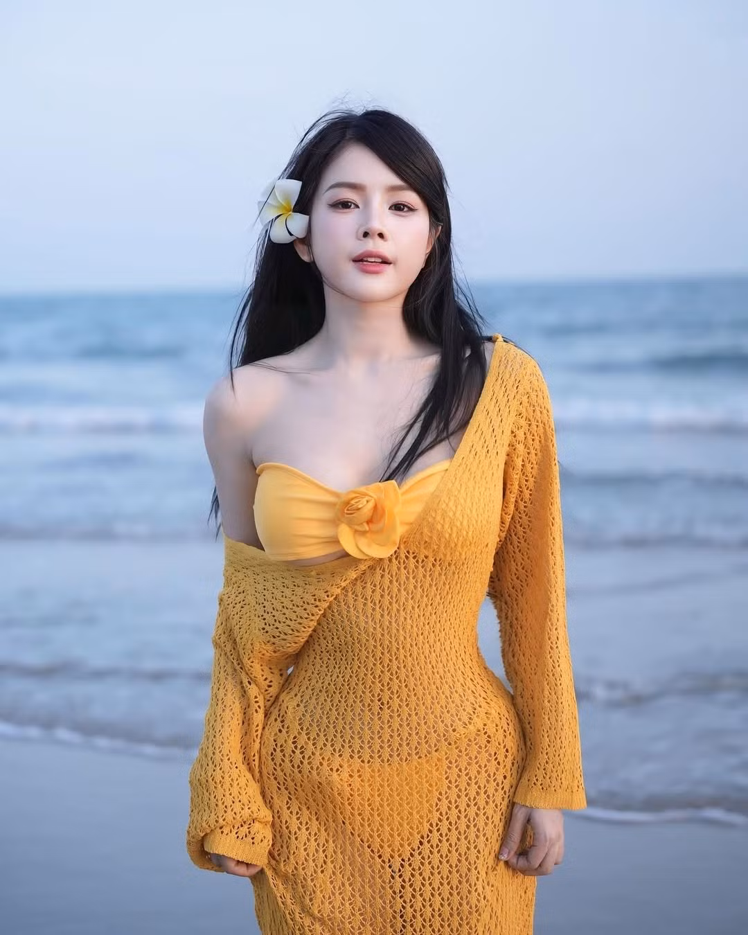 Phong cách đi biển "nửa kín nửa hở" này được Mie thường xuyên diện.