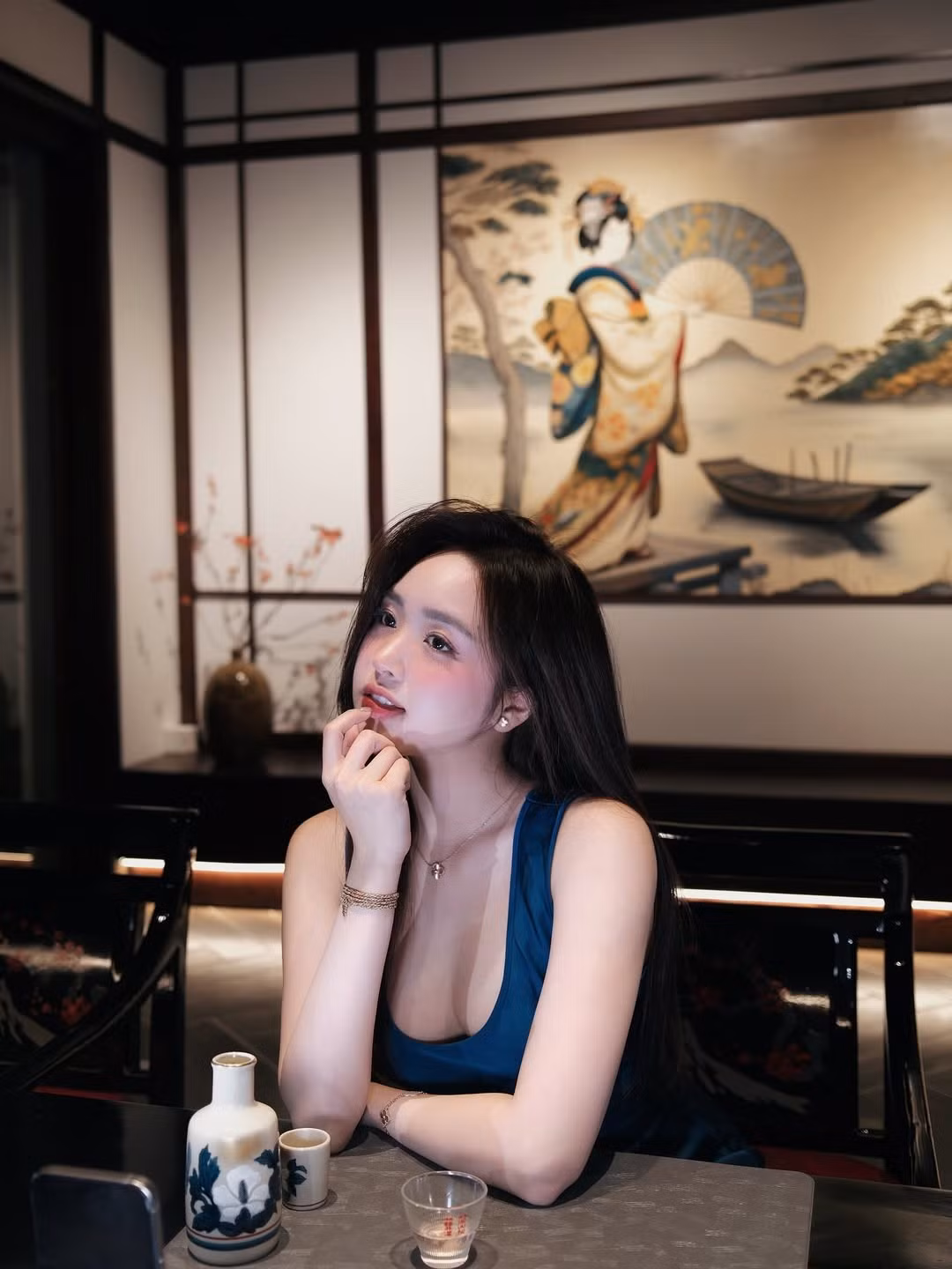 Lê Phương Anh theo đuổi phong cách gợi cảm, quyến rũ và trưởng thành. Cô không ngại chia sẻ những hình ảnh táo bạo, khoe cơ thể săn chắc và những đường cong nóng bỏng, là kết quả của việc chăm chỉ tập gym và chăm sóc bản thân.