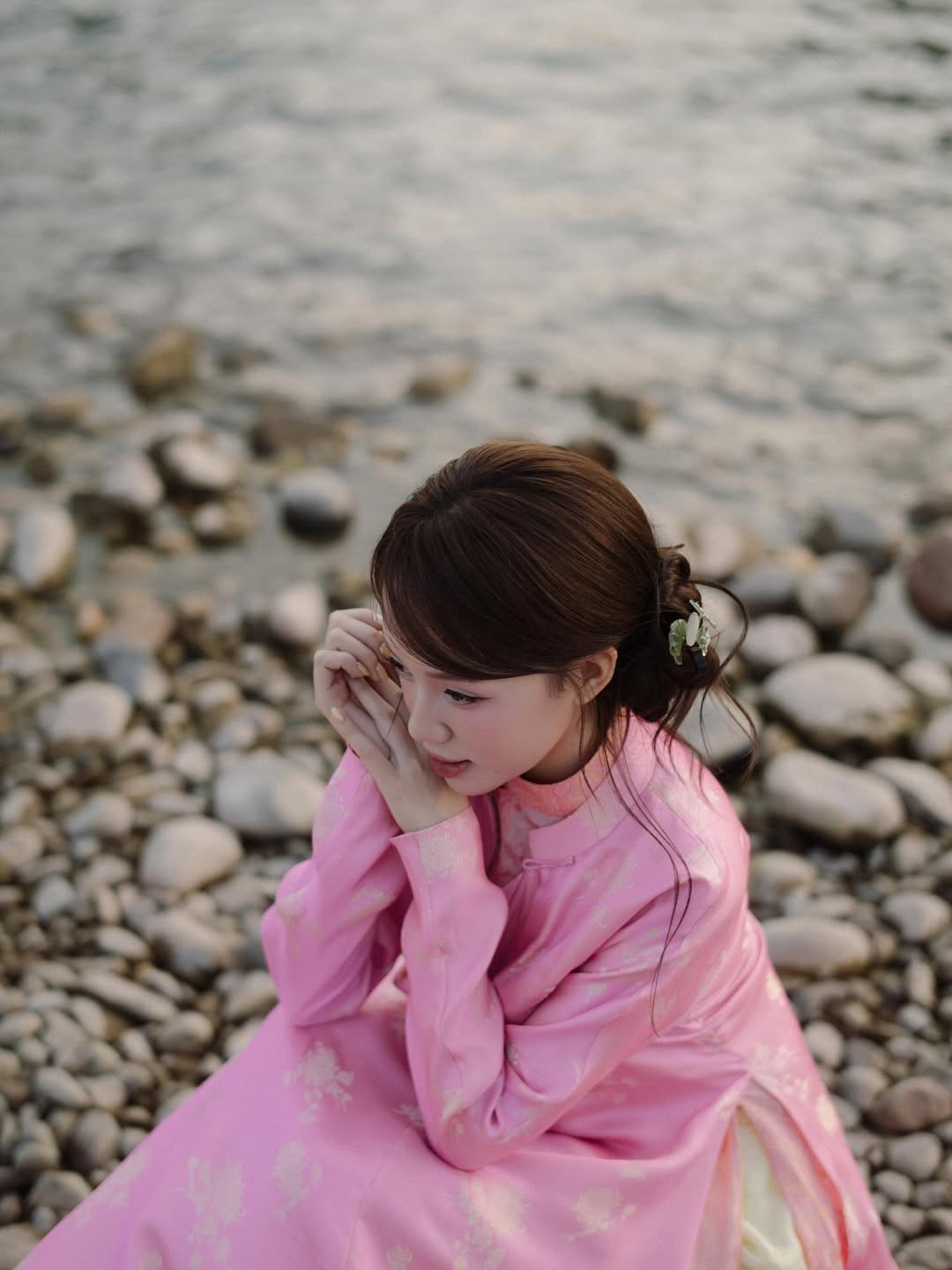 Mái tóc búi thấp điểm xuyết phụ kiện hoa giản dị càng làm tôn lên nét đẹp thanh lịch, dịu dàng của cô nàng. (Ảnh: IGNV)