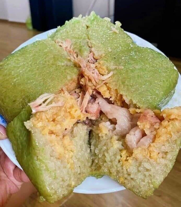 Không có bánh chưng là không thấy Tết, nhưng khổ nỗi nhà nào cũng có ít nhất dăm ba cặp. Sáng ăn bánh chưng, trưa ăn bánh chưng, tối lại thấy bánh chưng chiên. Lượng calo khổng lồ từ nếp và thịt mỡ khiến vòng eo "biểu tình" dữ dội chỉ sau 3 ngày Tết.