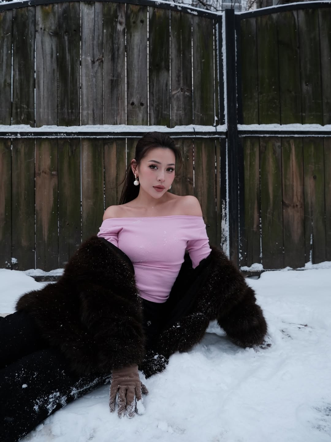 Không hổ danh là một "phù thủy" trong làng beauty blogger, layout makeup của Nguyên lần này nhận được rất nhiều lời khen ngợi. Cô chọn tông trang điểm hồng đào trong trẻo, điểm xuyết thêm đôi khuyên tai ngọc trai to bản giúp gương mặt thêm phần thanh tú. (Ảnh: IGNV)