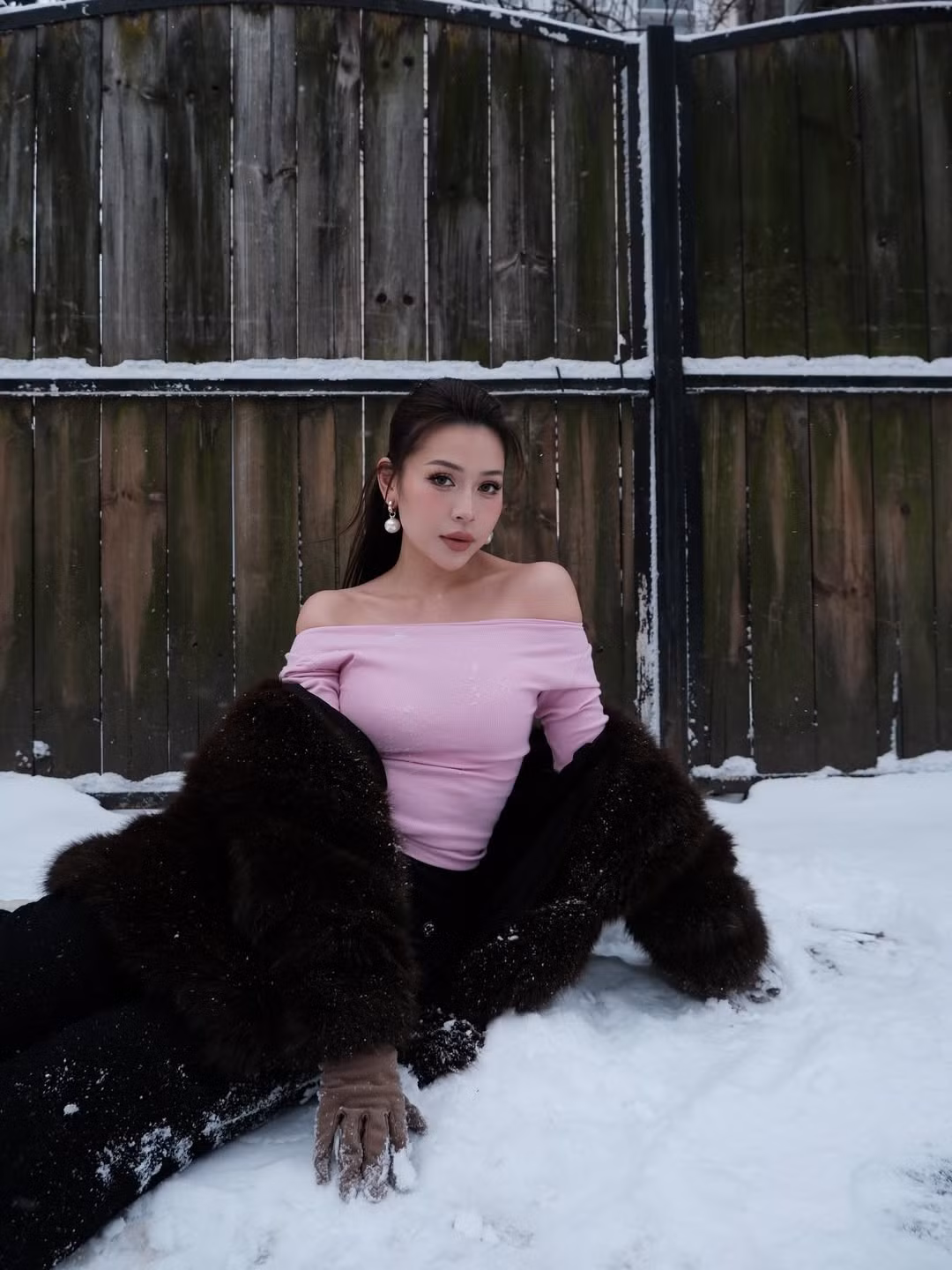 Không hổ danh là một "phù thủy" trong làng beauty blogger, layout makeup của Nguyên lần này nhận được rất nhiều lời khen ngợi. Cô chọn tông trang điểm hồng đào trong trẻo, điểm xuyết thêm đôi khuyên tai ngọc trai to bản giúp gương mặt thêm phần thanh tú. (Ảnh: IGNV)