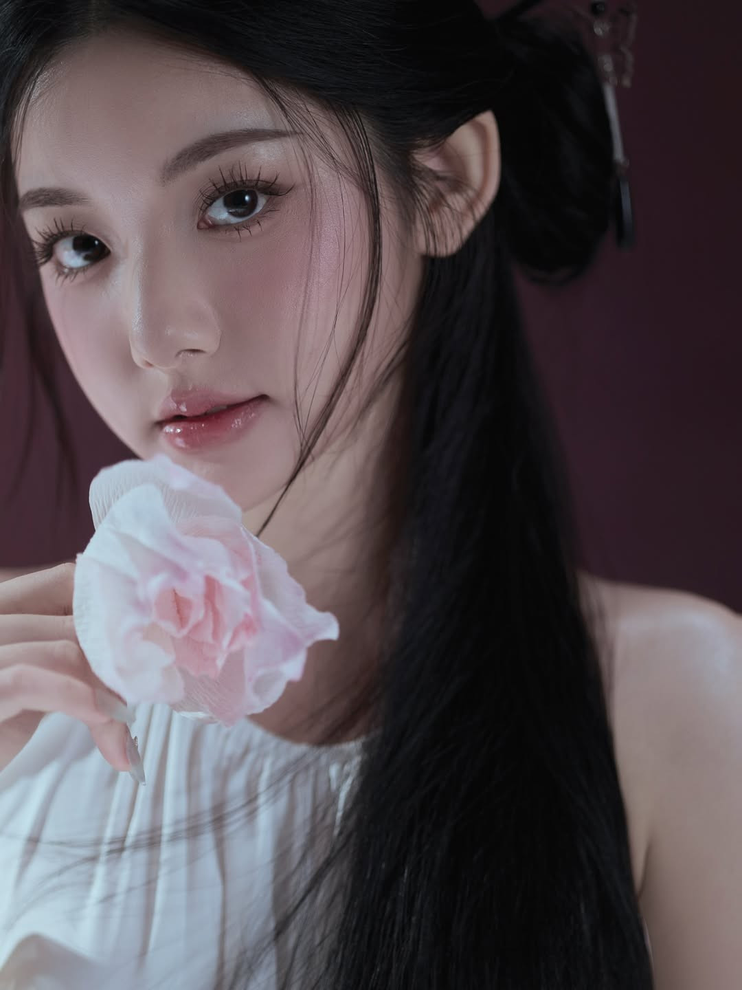 Khác xa với hình ảnh ăn uống trong những video mukbang, cô nàng xuất hiện với diện mạo đầy mê hoặc, khẳng định danh xưng "tiên nữ mukbang" mà người hâm mộ ưu ái bấy lâu. (Ảnh: IGNV)