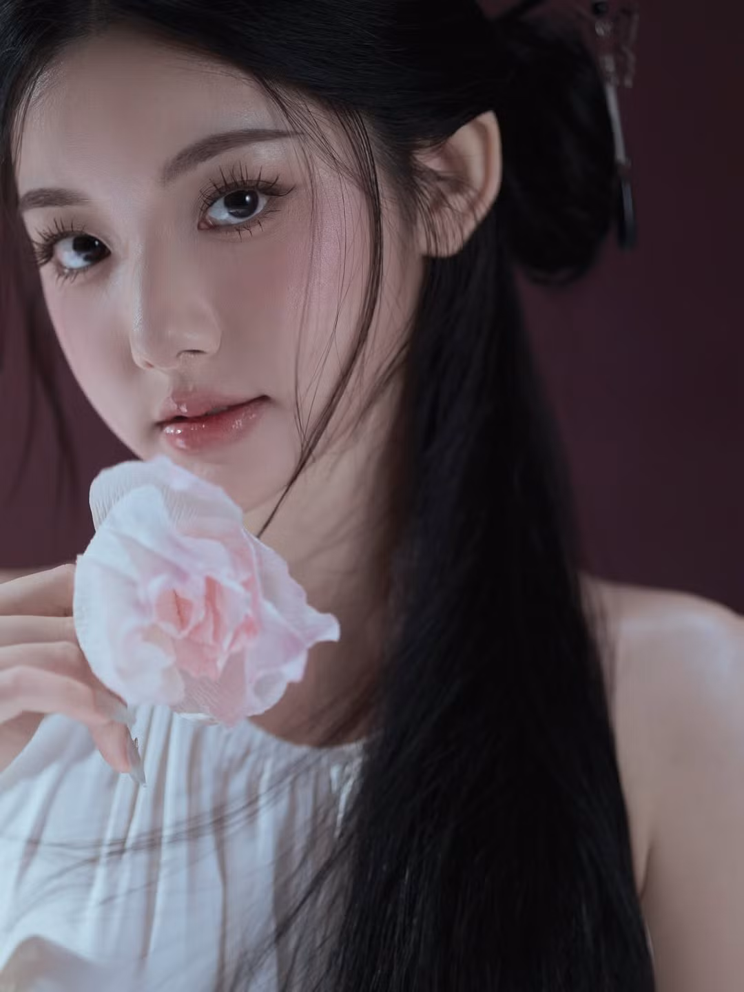 Khác xa với hình ảnh ăn uống trong những video mukbang, cô nàng xuất hiện với diện mạo đầy mê hoặc, khẳng định danh xưng "tiên nữ mukbang" mà người hâm mộ ưu ái bấy lâu. (Ảnh: IGNV)