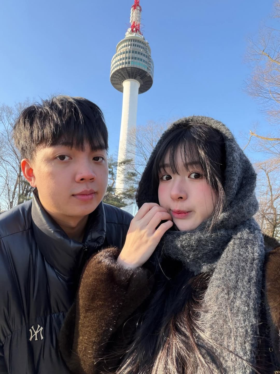 Sau khi công khai, cặp đôi thường xuyên chia sẻ những khoảnh khắc đời thường, những chuyến du lịch sang chảnh và sự ủng hộ lẫn nhau trong công việc kinh doanh riêng sau khi ADC giải nghệ. (Ảnh: IG @kimchunqg)