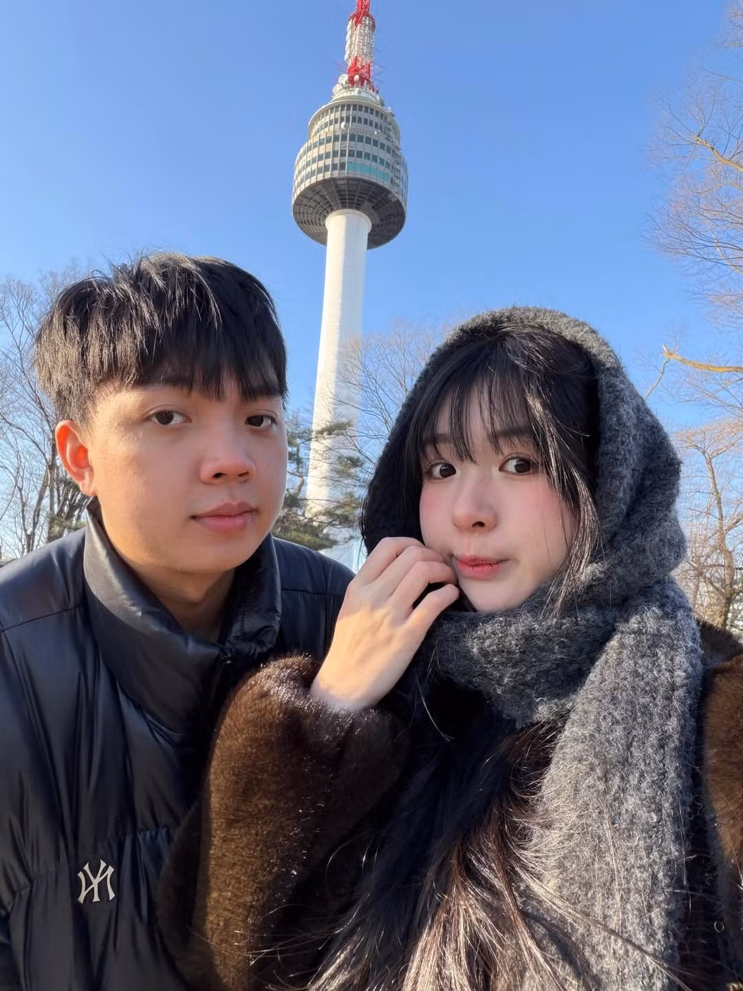 Sau khi công khai, cặp đôi thường xuyên chia sẻ những khoảnh khắc đời thường, những chuyến du lịch sang chảnh và sự ủng hộ lẫn nhau trong công việc kinh doanh riêng sau khi ADC giải nghệ. (Ảnh: IG @kimchunqg)