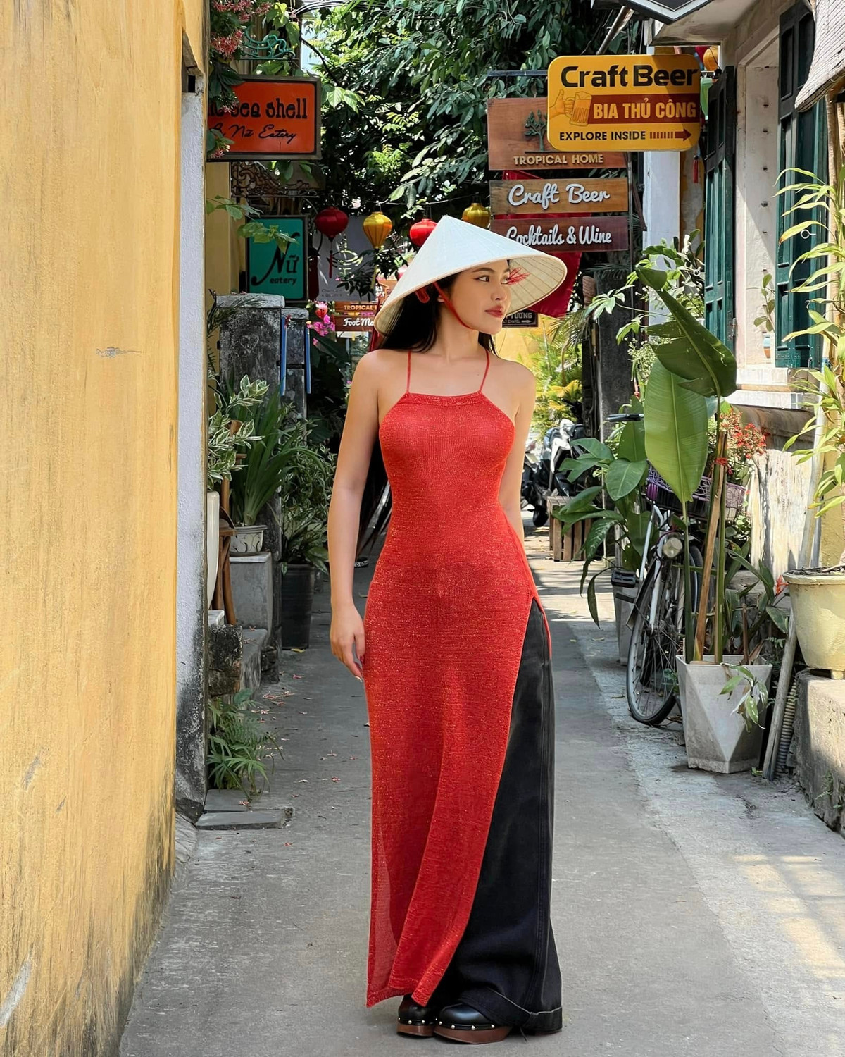 Sinitra cũng từng "khuấy đảo" mạng xã hội Việt Nam với những khoảnh khắc tận hưởng chuyến du lịch tại Đà Nẵng. (Ảnh: IGNV)