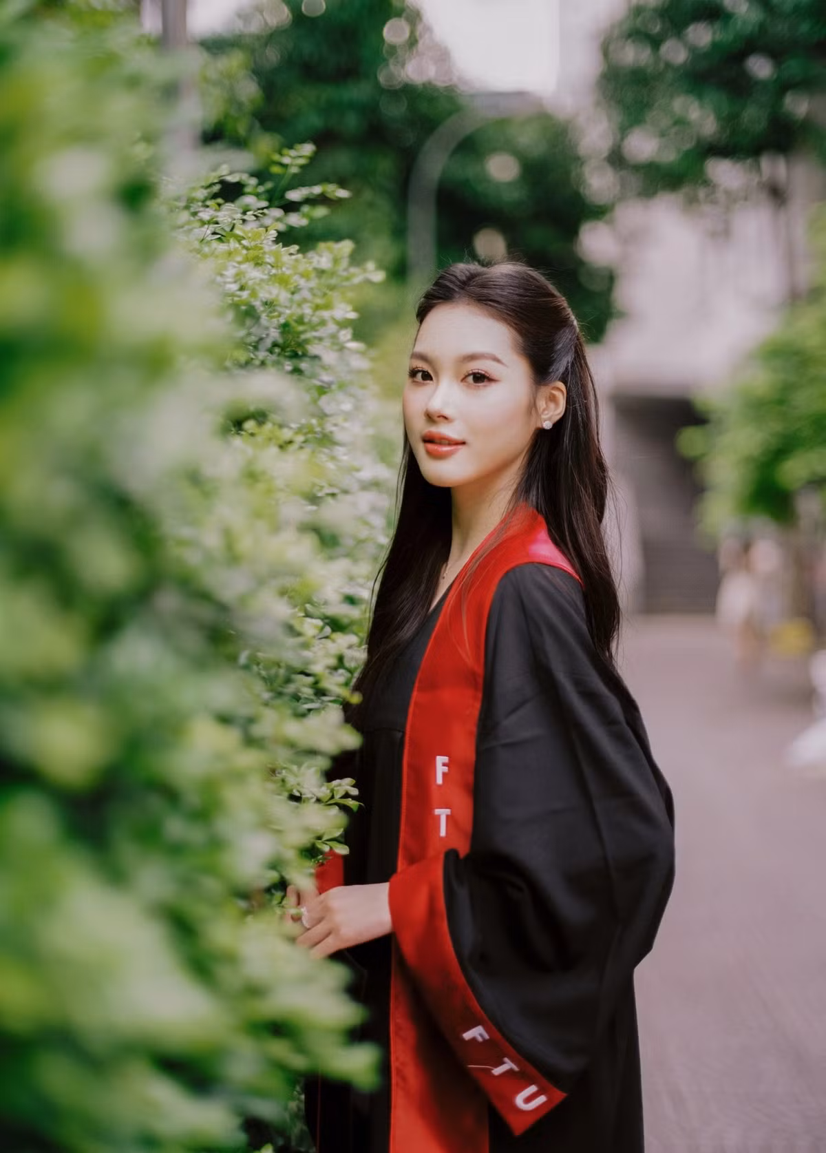 Nàng hoa khôi có khả năng ngoại ngữ ấn tượng với IELTS 7.5. Cô theo học chương trình Chất lượng cao Kinh tế chuyên ngành Kinh tế đối ngoại của Đại học Ngoại thương (FTU).