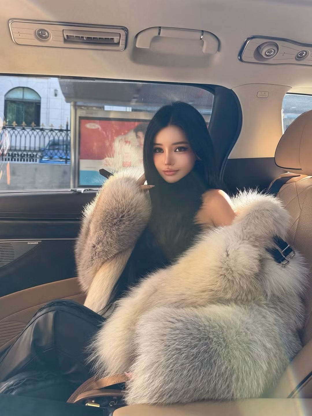 Cùng với đó, thần thái lạnh lùng, kiêu sa của Phương Trinh tạo nên sự khác biệt so với nhiều hot girl theo đuổi phong cách ngọt ngào.(Ảnh: IGNV)