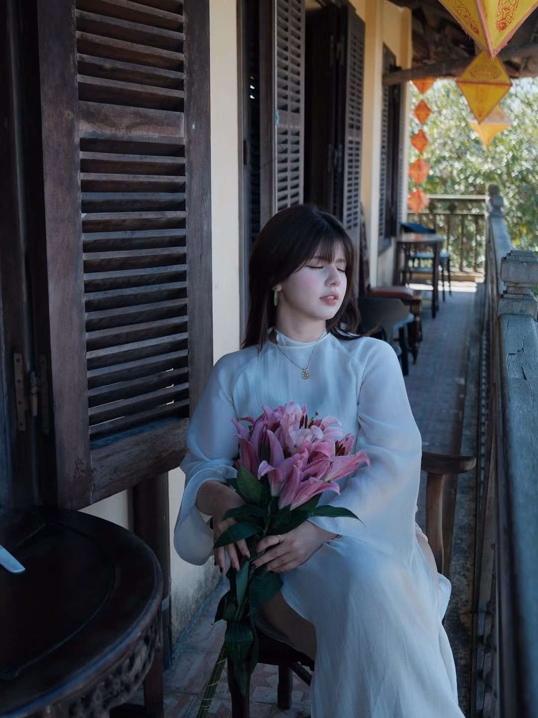 Không phải ngẫu nhiên mà bộ ảnh của Ebra Lê lại nhận được "bão like" từ cộng đồng mạng. Nhiều bình luận khen ngợi rằng dù mang nét đẹp Tây, nhưng khi khoác lên mình trang phục dân tộc, Ebra vẫn toát lên trọn vẹn vẻ thanh lịch, nền nã. (Ảnh: IGNV)