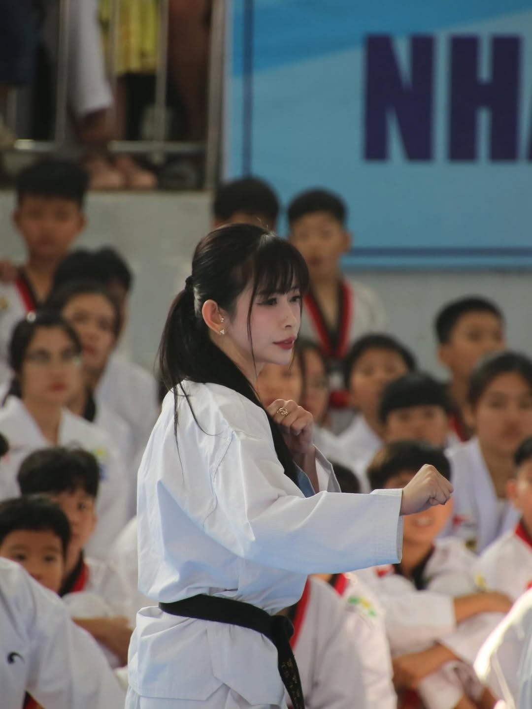 Ngay sau khi đăng tải, bộ ảnh đã nhận về "bão tim" cùng hàng loạt bình luận khen ngợi như: "Đúng chuẩn chị đẹp", "Cơ bụng quá đỉnh luôn Vân ơi", hay "Nhan sắc ngày càng thăng hạng". (Ảnh: IGNV)