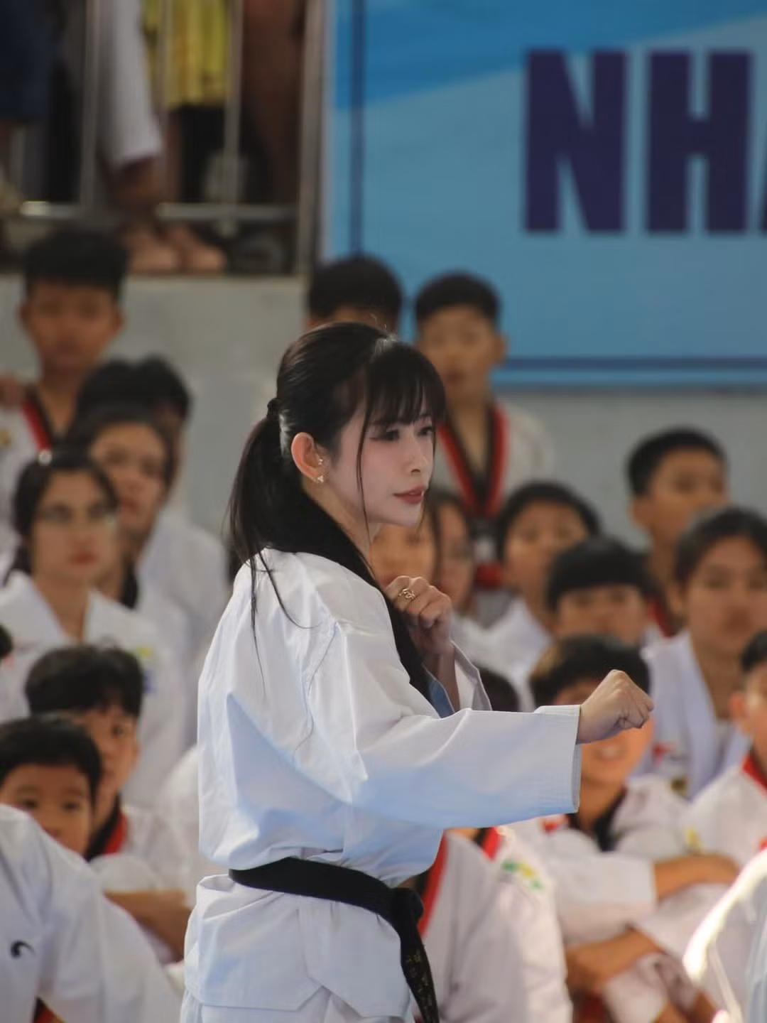 Ngay sau khi đăng tải, bộ ảnh đã nhận về "bão tim" cùng hàng loạt bình luận khen ngợi như: "Đúng chuẩn chị đẹp", "Cơ bụng quá đỉnh luôn Vân ơi", hay "Nhan sắc ngày càng thăng hạng". (Ảnh: IGNV)