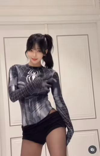 Chính sự kết hợp độc đáo giữa trang phục cosplay siêu anh hùng và vũ đạo quyến rũ đã giúp đoạn clip này được lan truyền với tốc độ chóng mặt, nhận về hàng trăm nghìn lượt xem và tương tác.