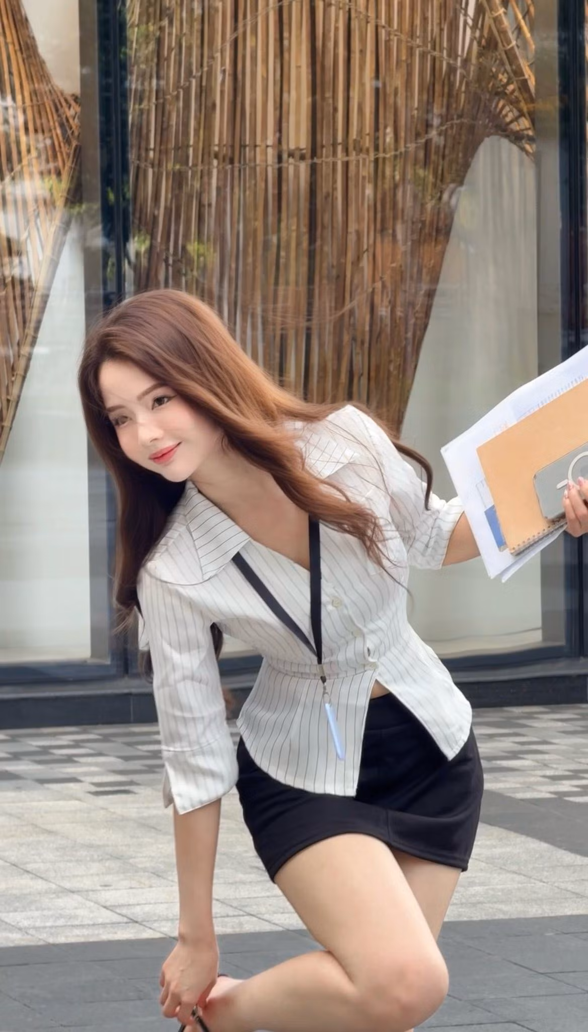 Trong loạt ảnh mới được đăng tải trên trang cá nhân, Lan Hương gây bất ngờ khi xuất hiện trong một bộ ảnh concept "cô thư ký nhỏ" đầy quyến rũ. (Ảnh: IGNV)