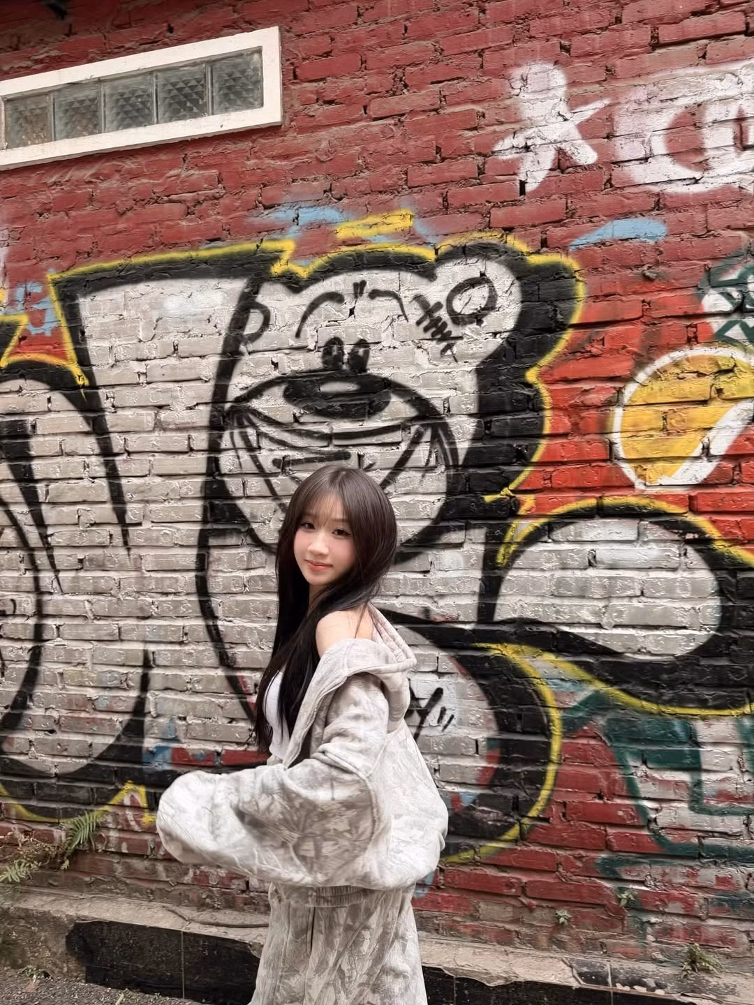 Để hoàn thiện vẻ ngoài "cực ngầu", Lan Anh đã chọn kết hợp với những phụ kiện như chiếc mũ lưỡi trai, tạo điểm nhấn màu sắc. (Ảnh: IGNV)