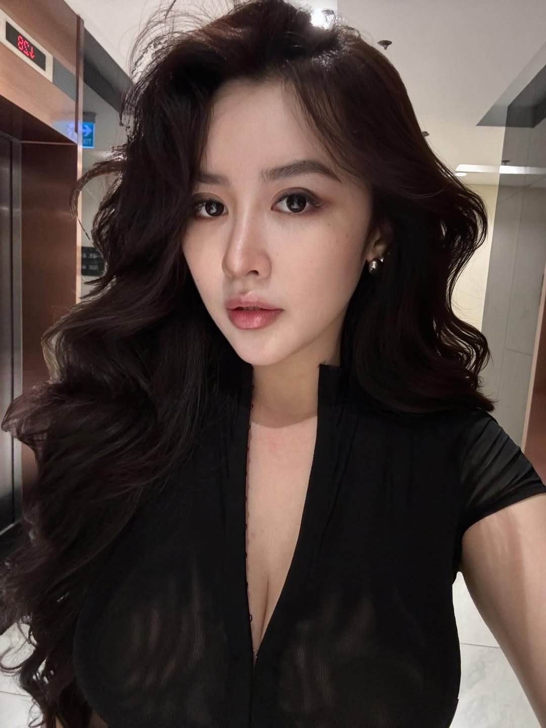 Với mái tóc xoăn sóng bồng bềnh và lối trang điểm sắc sảo, Quyên Qui đã thể hiện thần thái đỉnh cao, khiến bộ ảnh nhận về rất nhiều lượt tương tác và bình luận khen ngợi về nhan sắc cũng như vóc dáng "nét căng" không chút mỡ thừa. (Ảnh: IGNV)