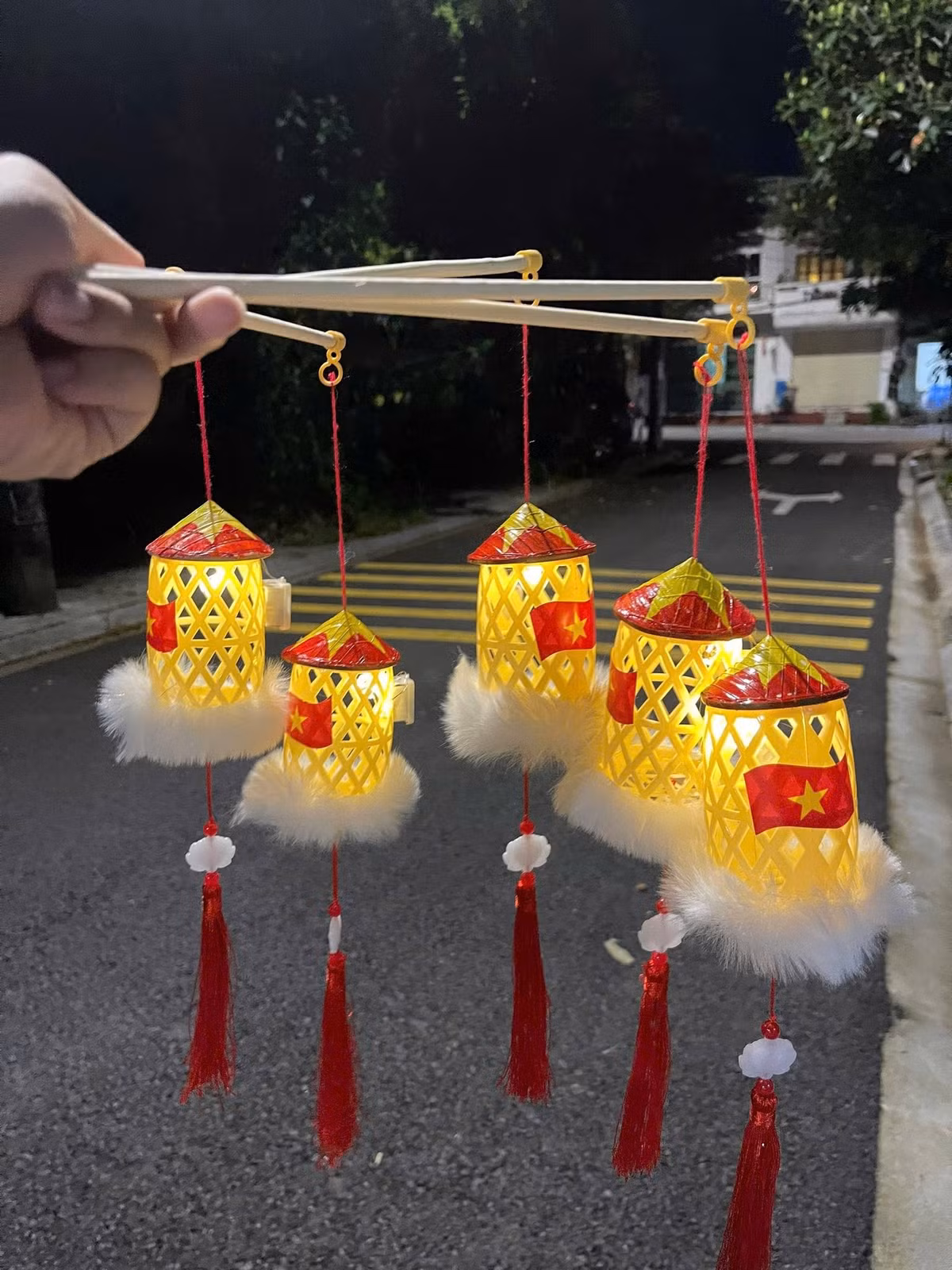 Xu hướng yêu nước và tự hào dân tộc được thể hiện rõ qua những chiếc đèn lồng Trung thu mini khi kết hợp các chi tiết như nón lá hay cờ Tổ quốc.