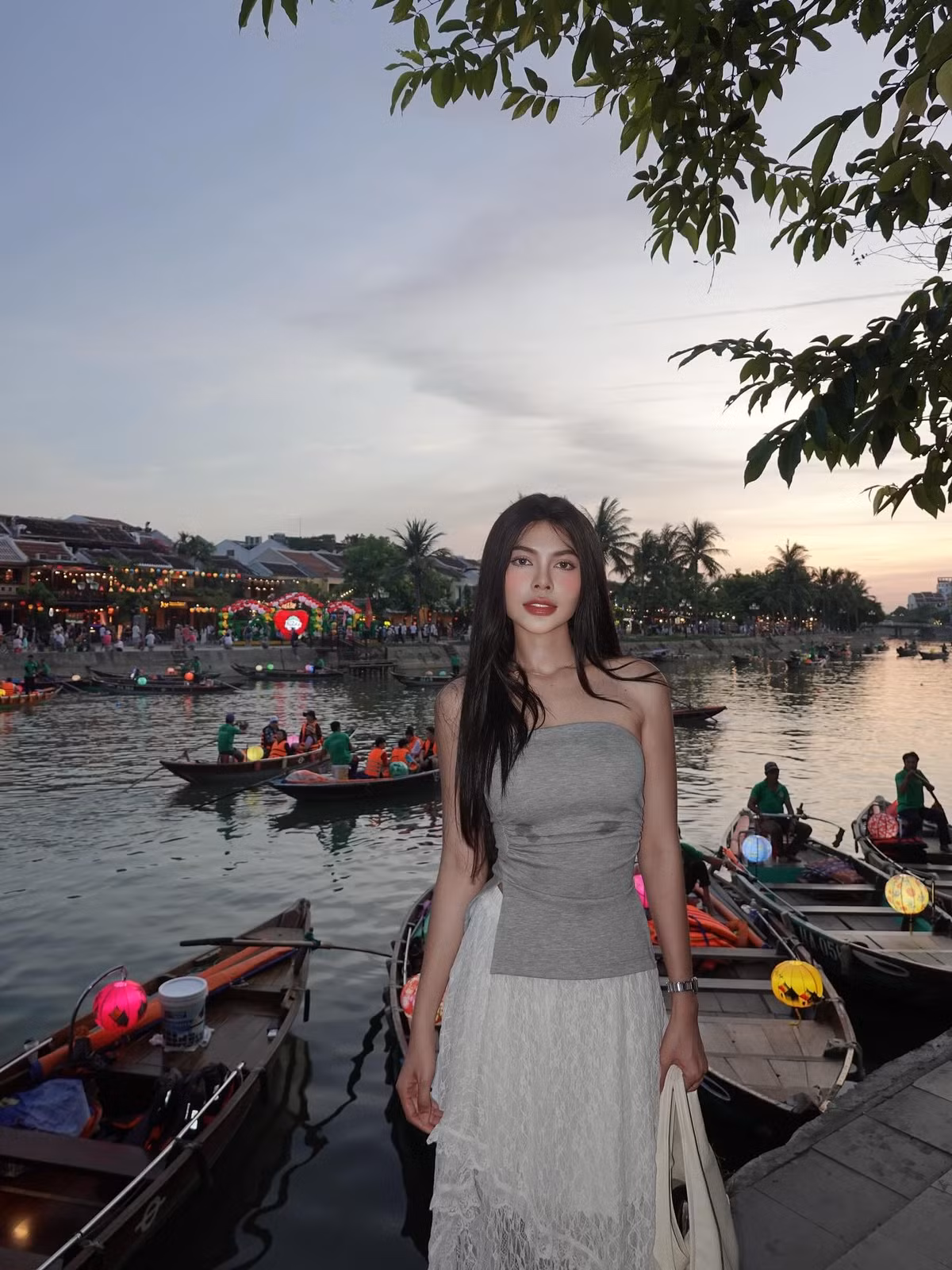 Á hậu Miss Cosmo Cambodia 2025 Bee Sotheary vừa khiến người hâm mộ xao xuyến khi đăng tải loạt ảnh du lịch tại phố cổ Hội An (Việt Nam) lên trang cá nhân.