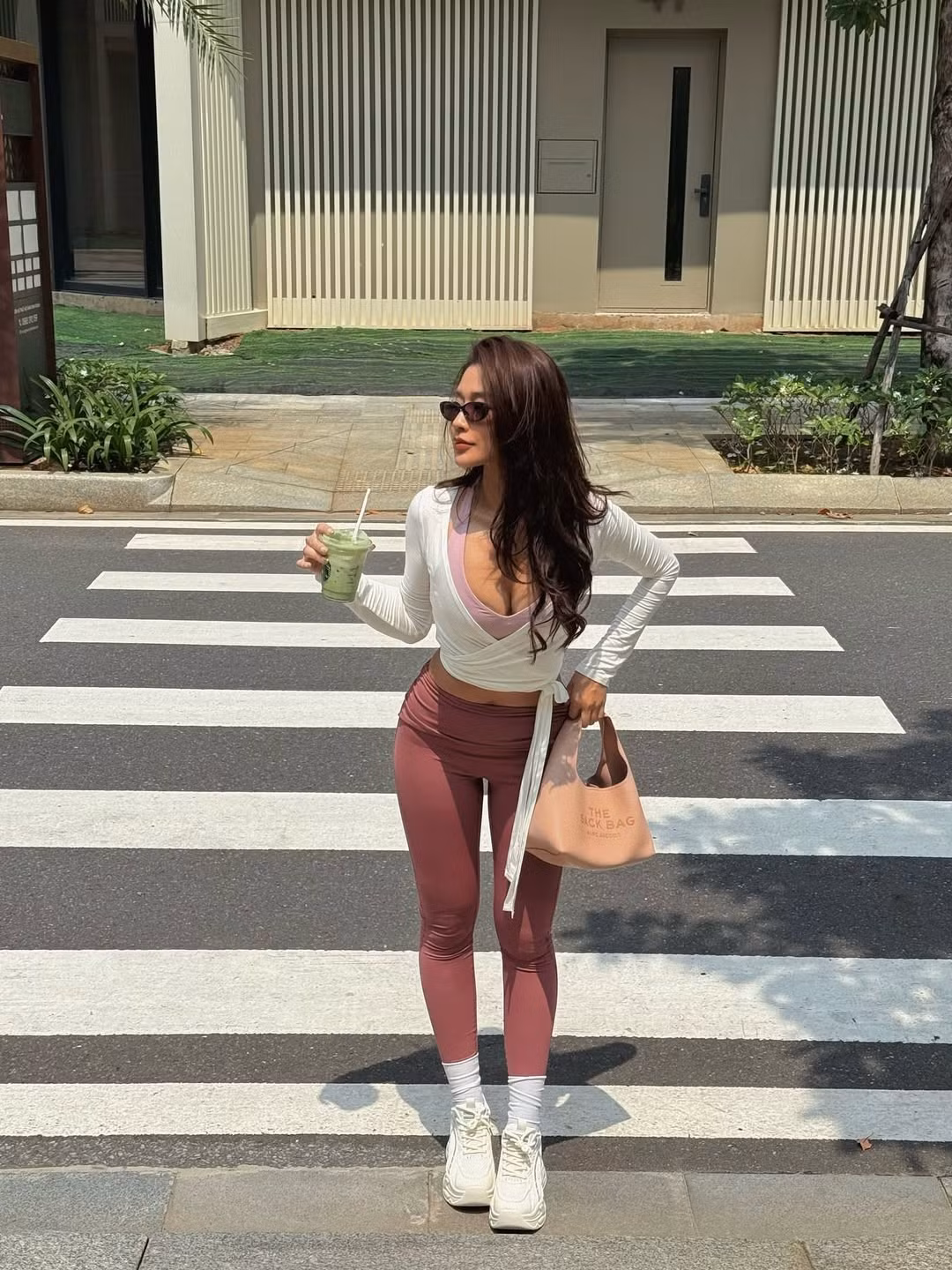 Gần đây, Lai Thanh Huyền, vợ của nam rapper đình đám Rhymastic, đã khiến người theo dõi phải xuýt xoa khi đăng tải loạt ảnh khoe trọn vóc dáng săn chắc, nóng bỏng trong trang phục tập gym. (Ảnh: IGNV)