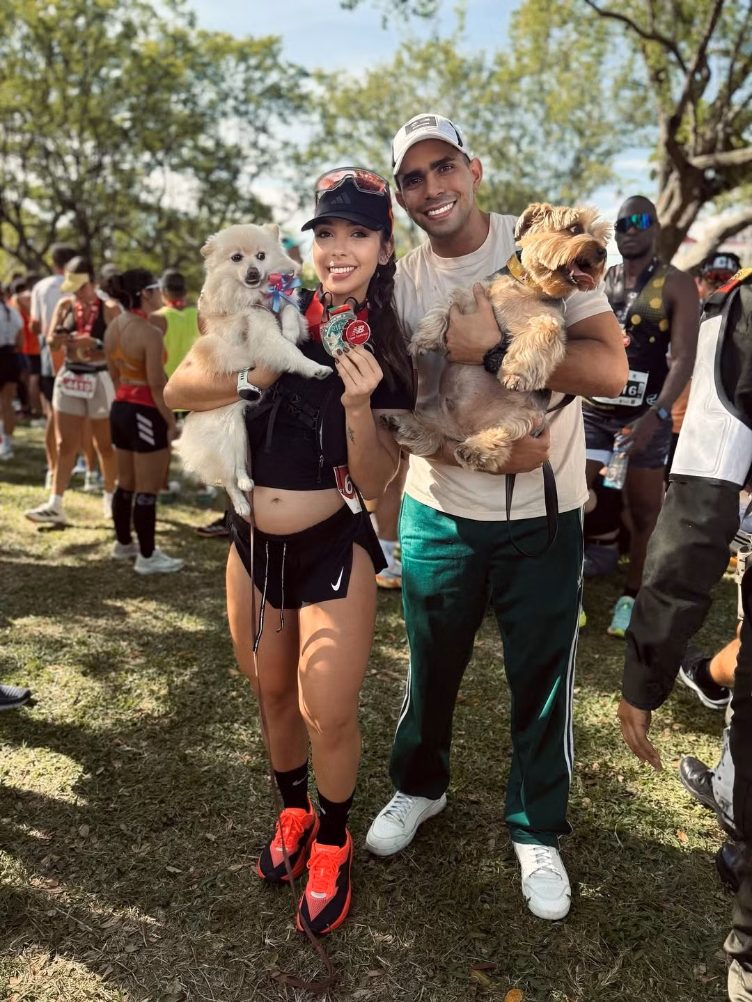 Trong những bức ảnh được chia sẻ, nữ runner diện trang phục thể thao năng động gồm áo crop top và quần short đen, khoe trọn vóc dáng khỏe khoắn cùng chiếc bụng bầu đã khá lớn.