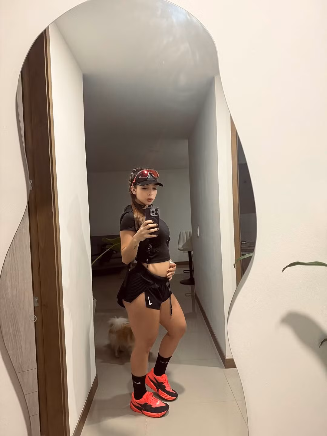 Hình ảnh cô nàng giơ cao huy chương, thể hiện niềm tự hào và hạnh phúc, càng khiến nhiều người ngưỡng mộ.