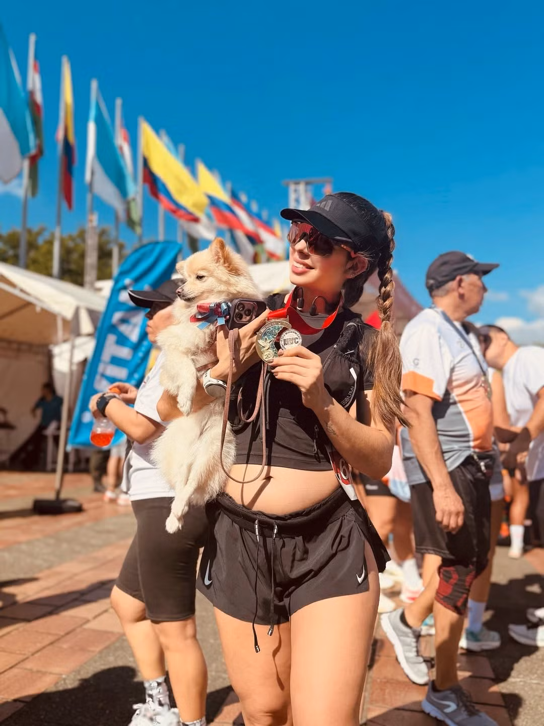 Dù đang trong giai đoạn thai kỳ, cô vẫn đội mũ, đeo kính râm thể thao và nở nụ cười rạng rỡ, đầy năng lượng.