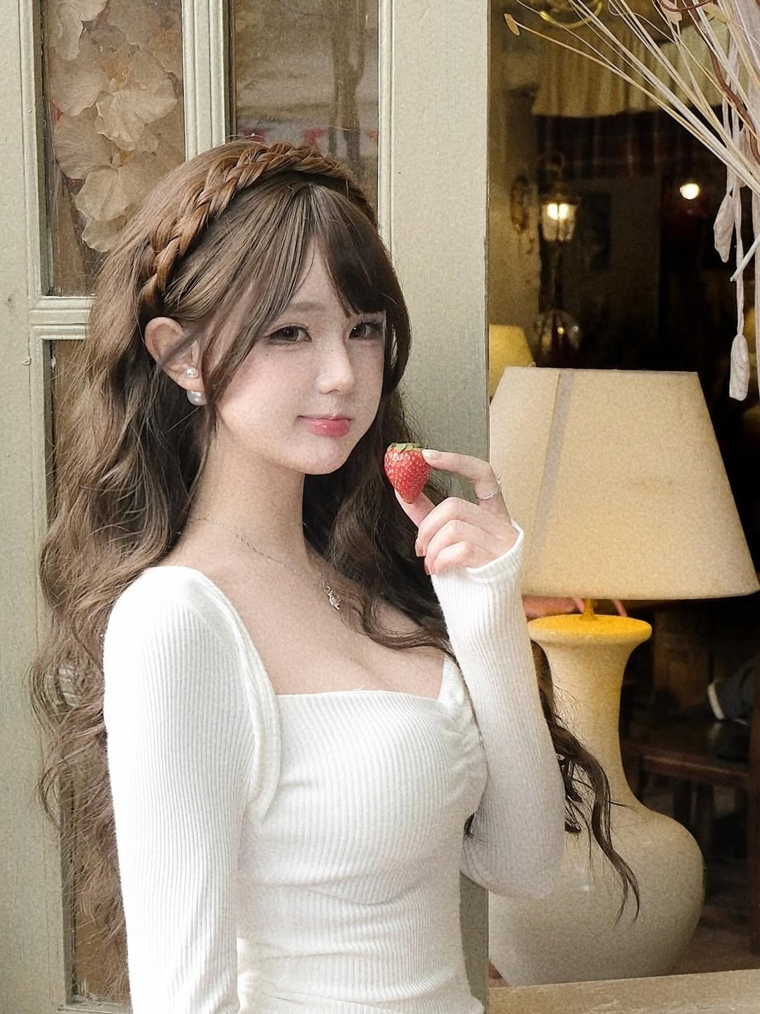 Có thể nói, với bộ ảnh lần này, Nguyễn Hạnh một lần nữa khẳng định sức hút của mình trên mạng xã hội không chỉ qua nhan sắc mà còn qua khả năng biến hóa linh hoạt trong mọi concept hình ảnh. (Ảnh: IGNV)