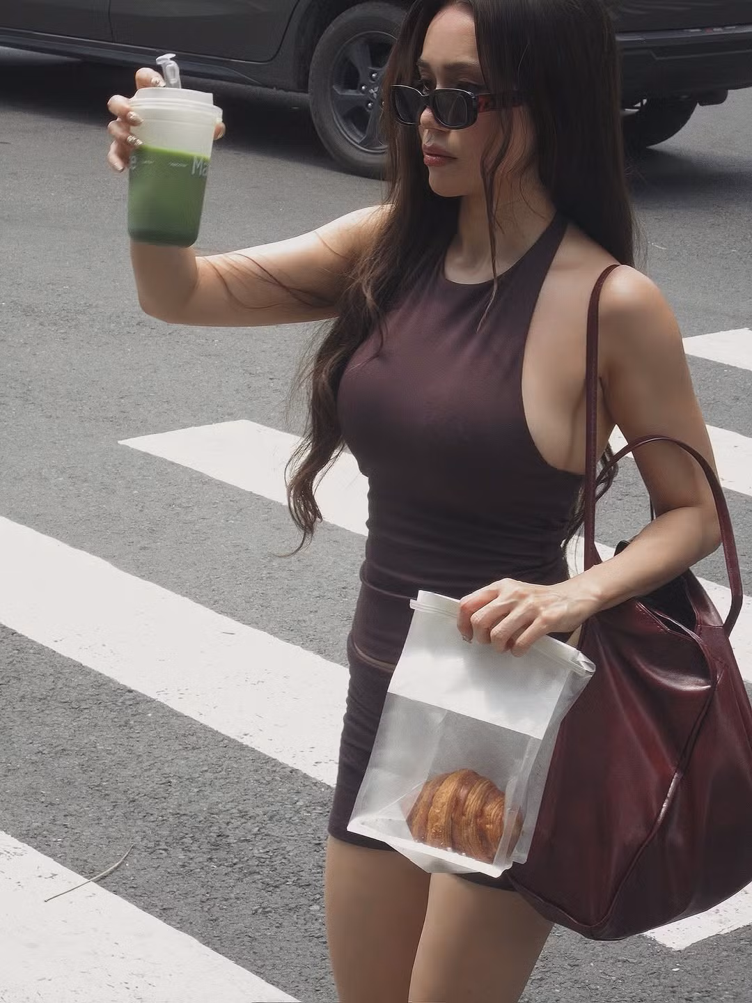 Sĩ Thanh lựa chọn chiếc túi da lớn màu đỏ mận là điểm nhấn màu sắc nổi bật và tạo sự cân bằng giữa nét khỏe khoắn của đồ tập và sự thanh lịch của thời trang dạo phố. (Ảnh: IGNV)