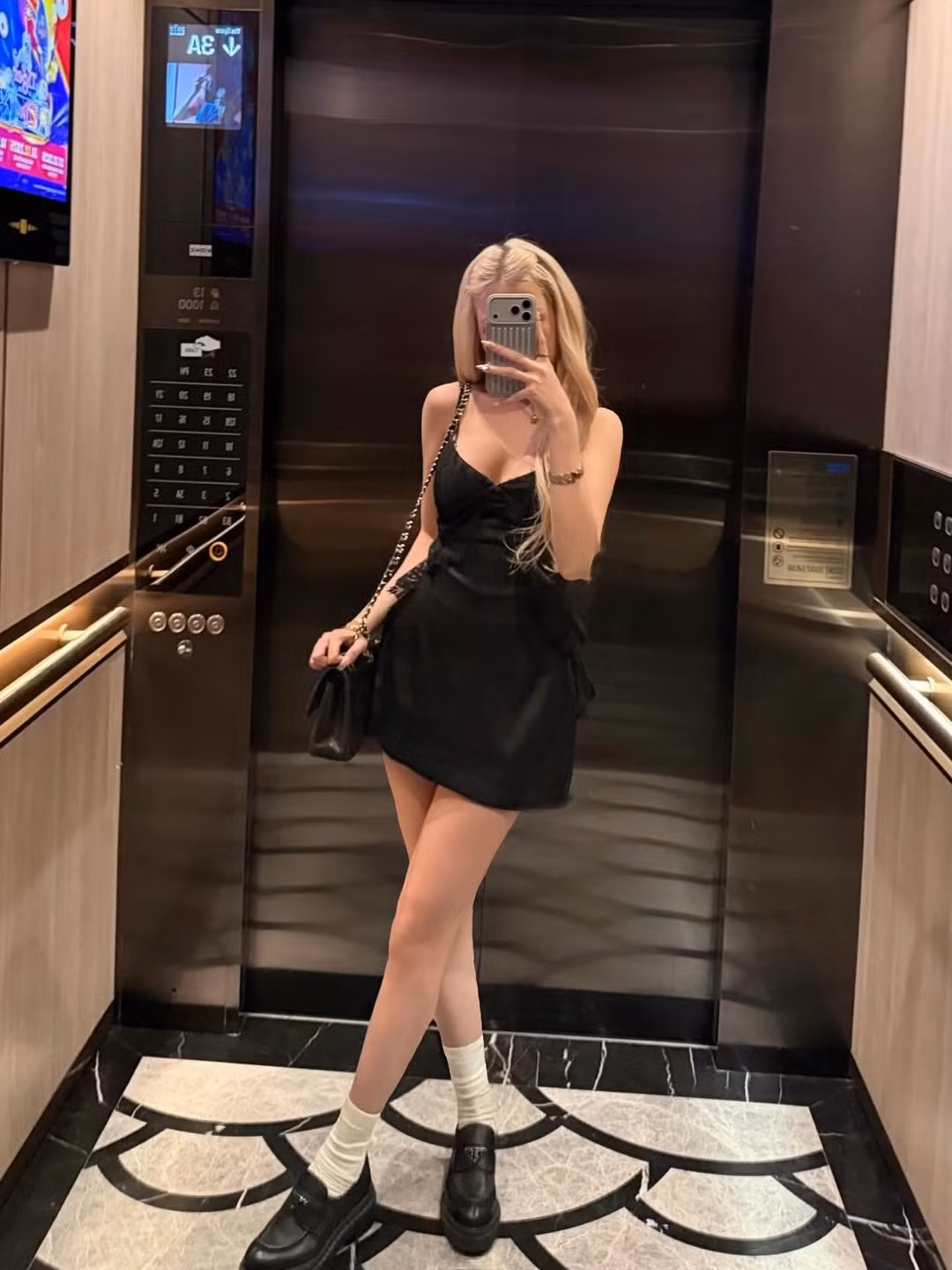 Địa điểm check-in của cô nàng cũng nhanh chóng được các "thánh soi" tìm ra. Đó là một nhà hàng có view hướng thẳng ra phố đi bộ Nguyễn Huệ và khách sạn Rex biểu tượng. (Ảnh: IGNV)