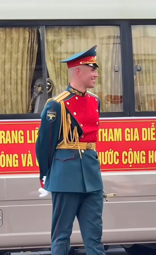 Trên mạng xã hội, hình ảnh các quân nhân Nga chia sẻ những món quà từ Việt Nam thu hút sự quan tâm của cộng đồng mạng. Trong đó, loạt ảnh được chia sẻ từ tài khoản @kutsenko.da, vợ của khối trưởng khối quân nhân Nga Anton Mikhailov được nhiều người bày tỏ vô cùng thích thú. (Ảnh: Tổng hợp)