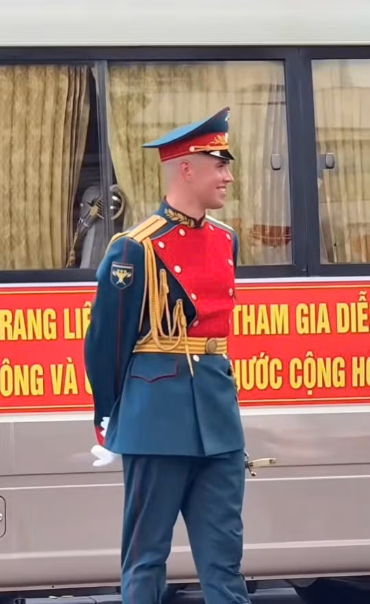 Trên mạng xã hội, hình ảnh các quân nhân Nga chia sẻ những món quà từ Việt Nam thu hút sự quan tâm của cộng đồng mạng. Trong đó, loạt ảnh được chia sẻ từ tài khoản @kutsenko.da, vợ của khối trưởng khối quân nhân Nga Anton Mikhailov được nhiều người bày tỏ vô cùng thích thú. (Ảnh: Tổng hợp)