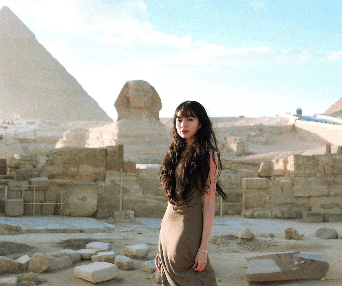 Tuy nhiên, niềm hào hứng đã nhanh chóng biến thành sự thất vọng. Dù đã cất công đến tận nơi, Khánh Vân lại nhận được thông báo không thể vào bên trong tham quan Kim tự tháp mà chỉ được đứng nhìn từ phía ngoài. Lý do được đưa ra là do phía đơn vị lữ hành mà cô đặt đã không đặt trước vé trên website. (Ảnh: IGNV)