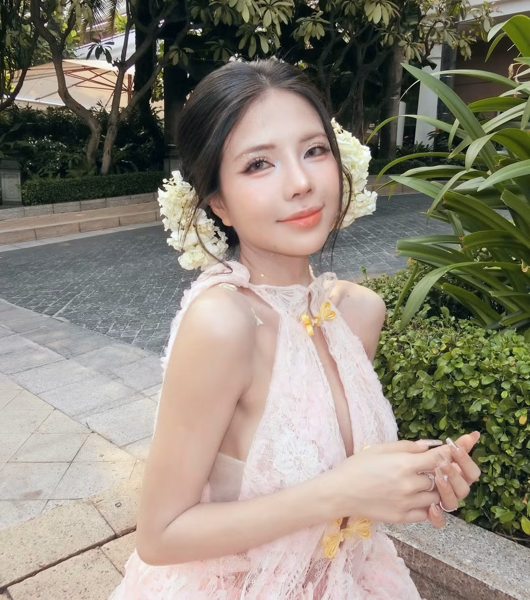 Những điểm nhấn nơ vàng nhỏ xinh dọc thân váy càng làm tăng thêm vẻ ngọt ngào, trẻ trung. (Ảnh: IGNV)