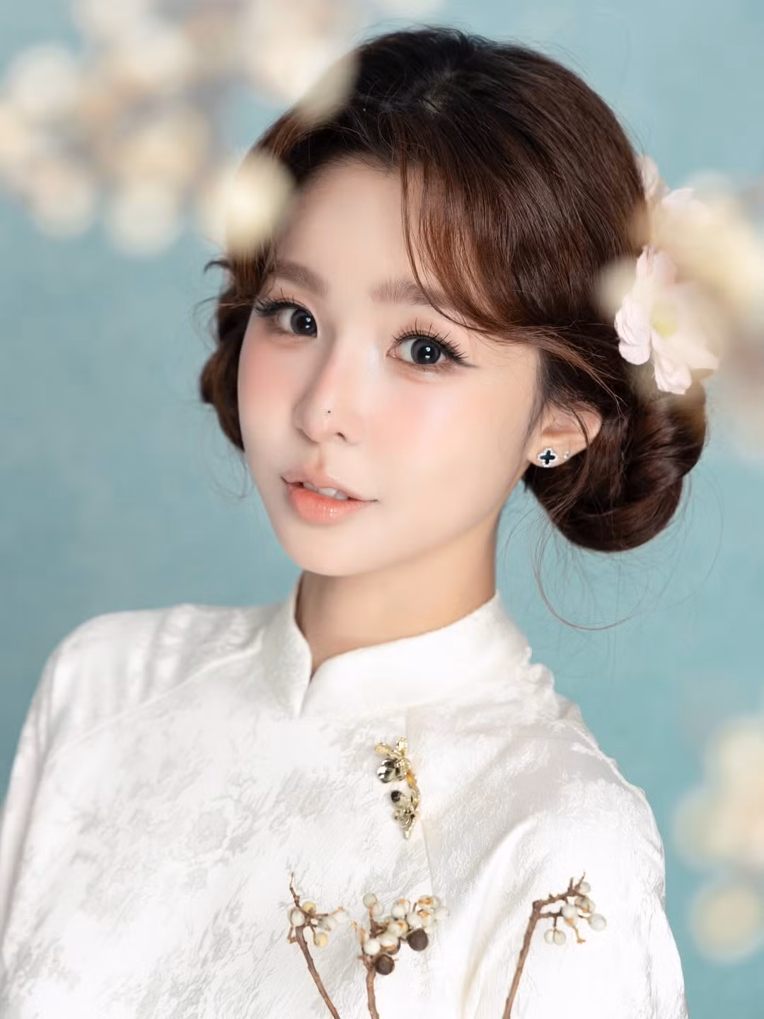 Bộ ảnh áo dài lần này không chỉ là lời chào năm mới mà còn là gợi ý phối đồ cực xinh cho các bạn trẻ trong mùa Tết năm nay. (Ảnh: IGNV)