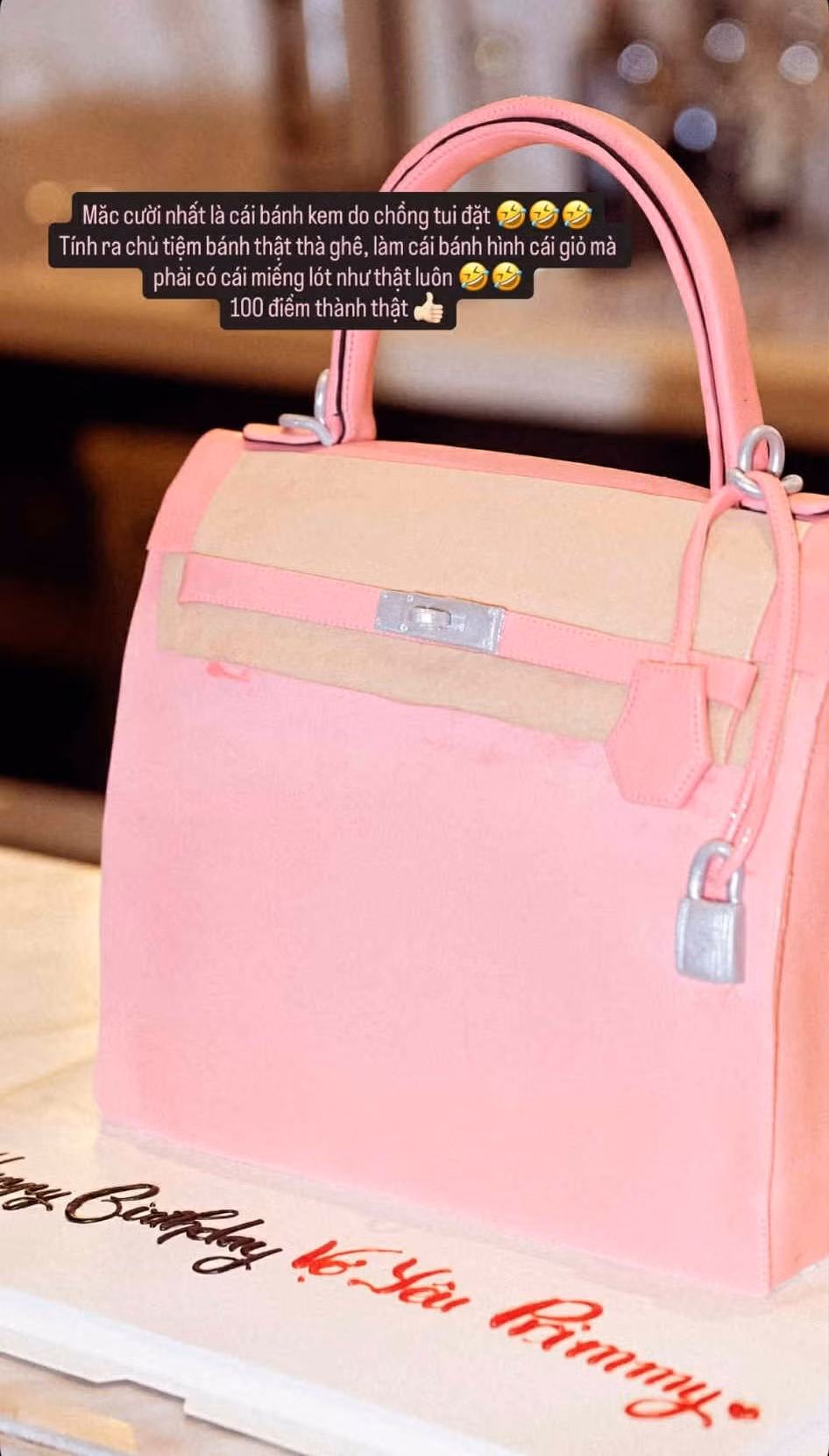 Điểm nhấn đáng chú ý nhất tại bữa tiệc chính là chiếc bánh kem. Không phải là bánh kem truyền thống, Phan Thành đã đặt một chiếc bánh được tạo hình chiếc túi xách Hermes nổi tiếng, ngầm thể hiện sự chiều chuộng và tình yêu dành cho sở thích của vợ.