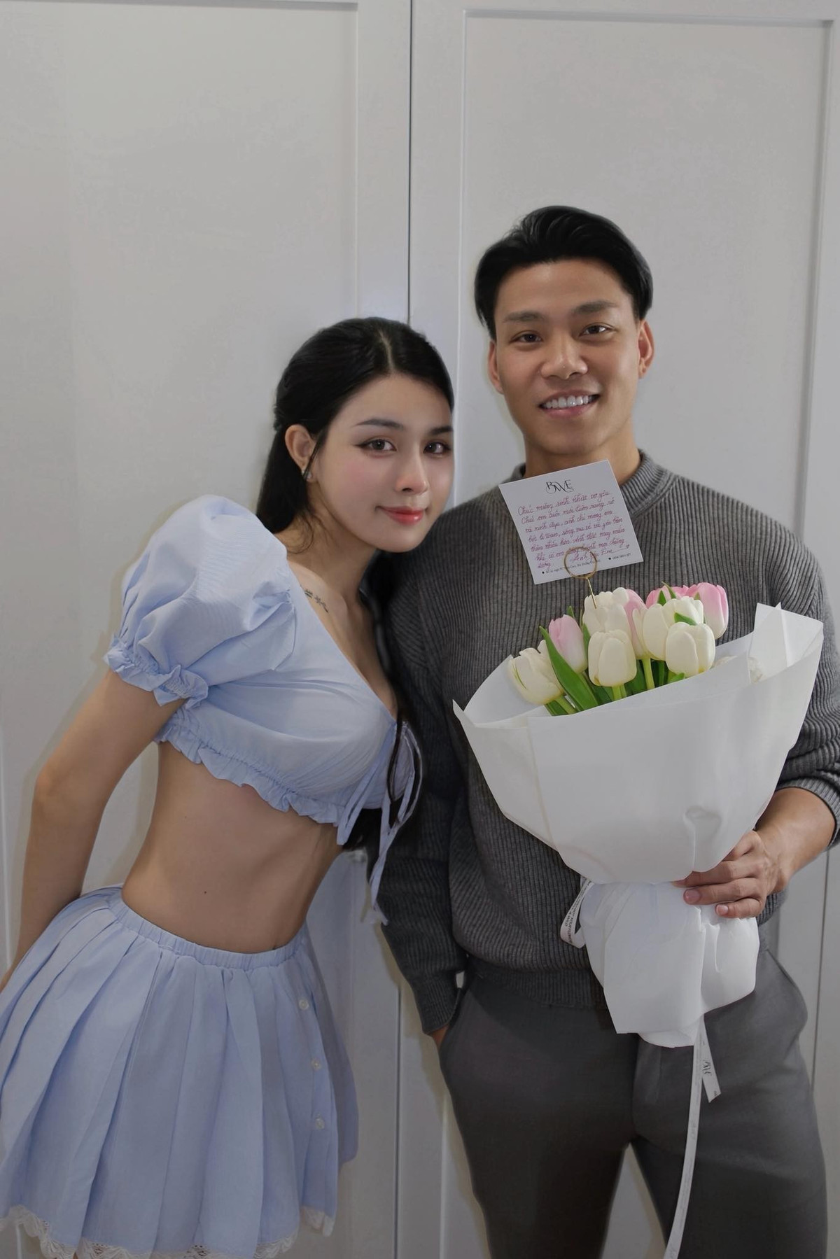 Trên trang cá nhân, Văn Thanh đã chia sẻ khoảnh khắc hạnh phúc bên Bích Hạnh nhân dịp sinh nhật cô nàng cùng lời chúc không kém phần lầy lội: "Chúc mừng sinh nhật em. Tuổi mới bớt cằn nhằn cho anh được nhờ. Yêu Em". Dù có chút "trêu chọc" về việc bạn gái hay cằn nhằn, nhưng hành động ôm eo tình tứ và ánh mắt rạng rỡ của nam cầu thủ đã chứng minh tình cảm mặn nồng mà anh dành cho cô.