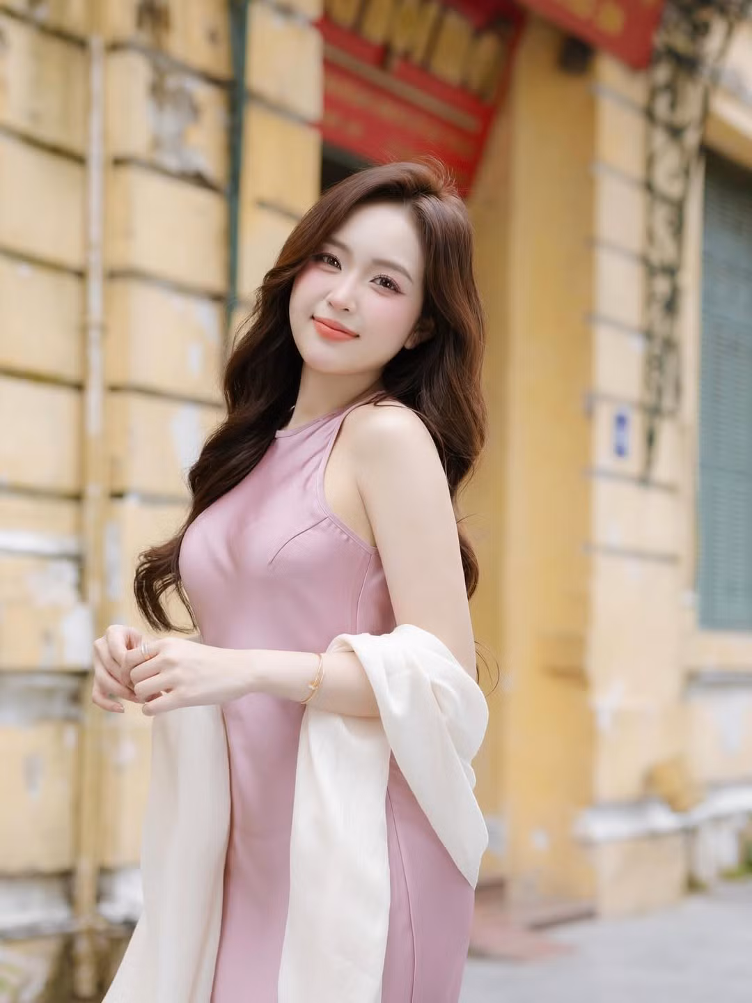 Cô nàng có gu thời trang ấn tượng, thường xuyên chọn những thiết kế tôn lên vẻ nữ tính và sang trọng, luôn biết cách làm chủ khung hình với thần thái cuốn hút, tự tin nhưng vẫn dịu dàng. (Ảnh: IGNV)