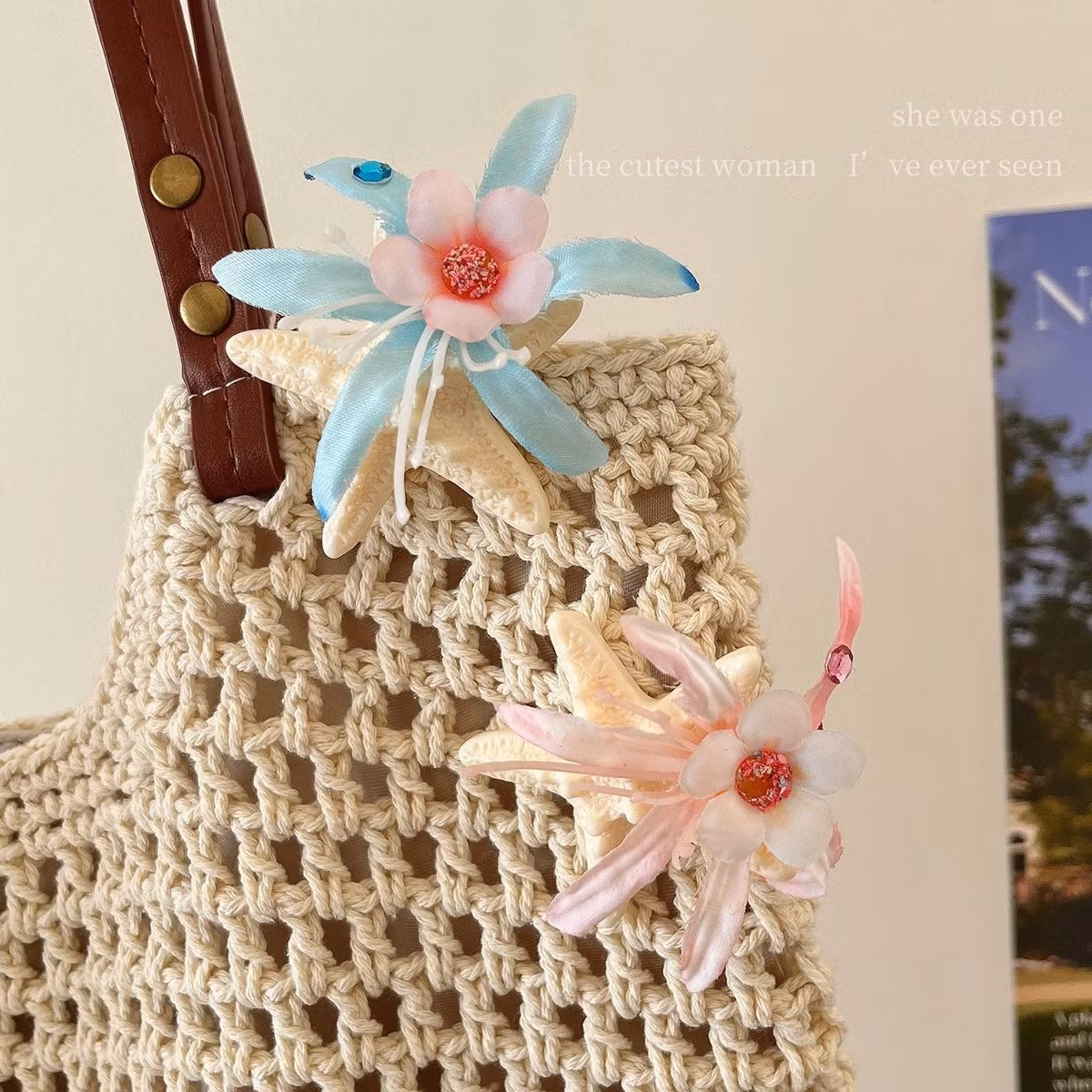 Những chú sao biển nhỏ xinh xắn được tạo hình đa dạng thành chiếc kẹp tóc ấn tượng, có thể là sao biển đơn sắc, hoặc được phối màu ombre tinh tế. Chúng thường được làm từ chất liệu nhựa acrylic trong suốt hoặc giả ngọc trai, tạo hiệu ứng lung linh khi tiếp xúc với ánh sáng.