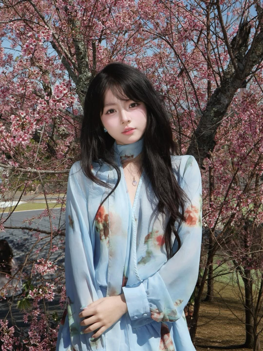 Trong bộ ảnh mới nhất, Uyên Nhi lựa chọn bộ trang phục voan xanh pastel nhẹ nhàng, điểm xuyết những họa tiết hoa tinh tế, cực kỳ ăn nhập với không gian lãng mạn của rừng mai anh đào. (Ảnh: IGNV)