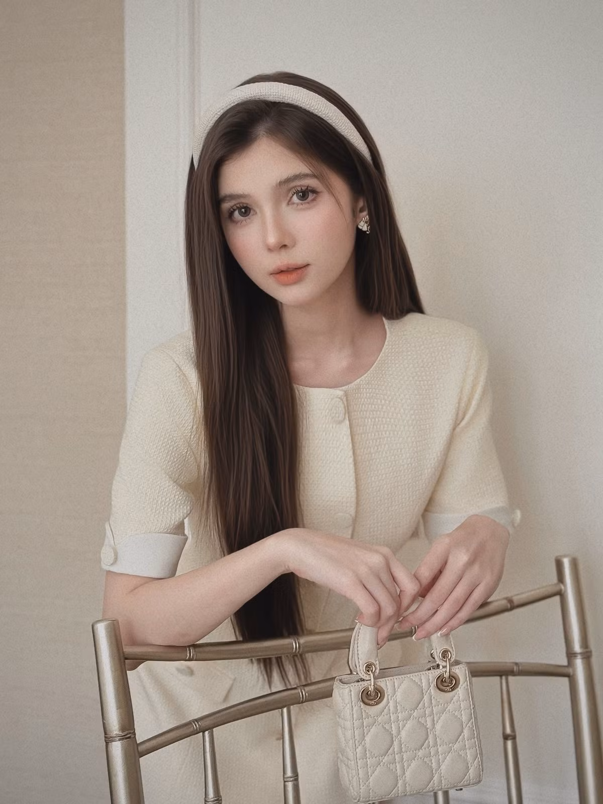 Trong tiết trời đầu thu dịu dàng, hình ảnh của cô nàng xinh đẹp Xuân Mai với dòng máu lai Việt - Úc đã khiến cộng đồng mạng không khỏi xao xuyến. Cô nàng viết trên trang cá nhân: "Fall is falling" (Tạm dịch: Mùa thu đang ghé) (Ảnh: FBNV)