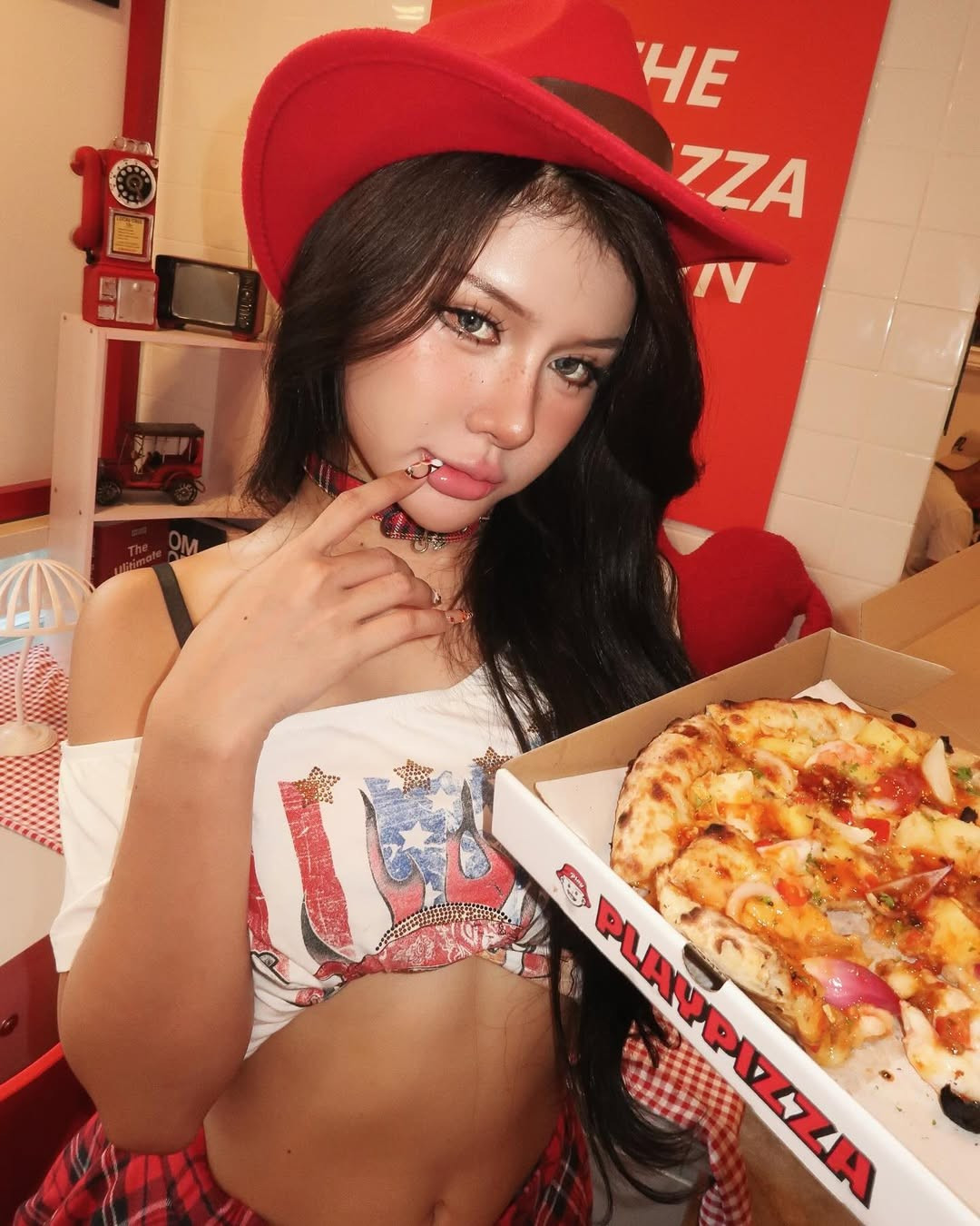 Mỗi tạo hình của cô nàng không chỉ là một cú “chơi lớn” về mặt tạo hình mà còn chứng minh gu thẩm mỹ thị giác rất riêng của cô nàng.