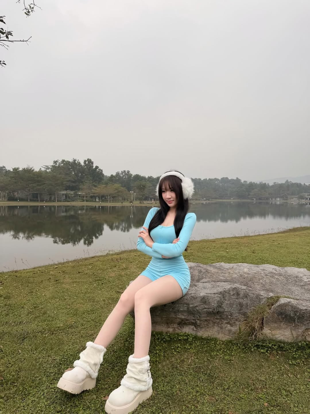 Nhiều người hâm mộ đã để lại bình luận "có cánh" cho bạn gái của Minh Phúc: "Body cổ đẹp quá", "em ngóng mãi". (Ảnh: IGNV)