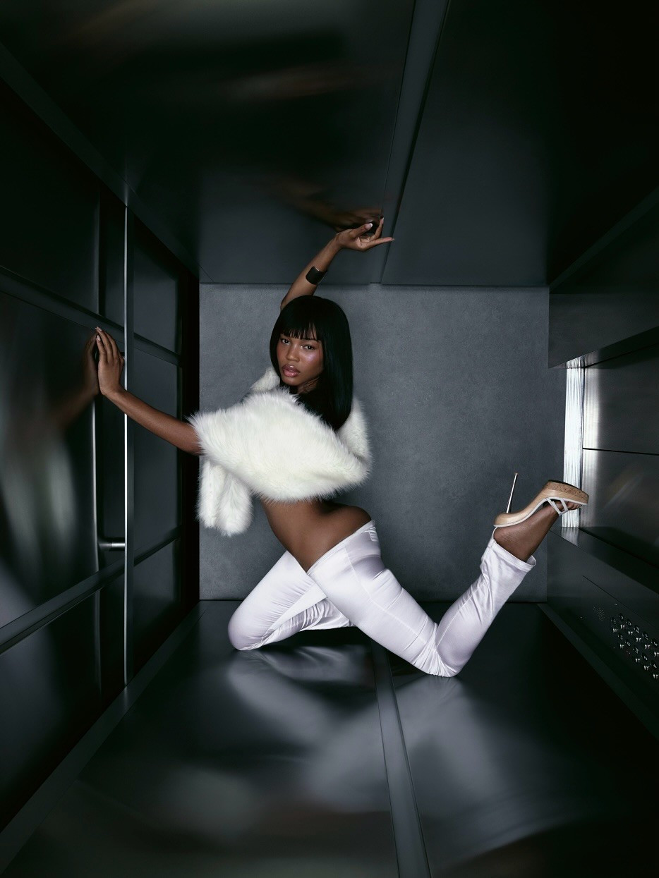 Không thể phủ nhận rằng chính danh hiệu "meme queen" đã giúp cho Quenlin Blackwell gây được tiếng vang khi lần đầu được trình diễn tại Victoria’s Secret. Bởi dù sở hữu thân hình nóng bỏng, màn trình diễn của nàng mẫu được nhiều người đánh giá rằng không thực sự có điểm nhấn. (Ảnh: IGNV)