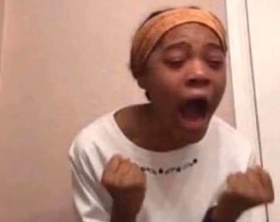 Biểu cảm hài hước, "quá lố" của cô nàng khiến chiếc meme này được sử dụng hàng triệu lần trên khắp các nền tảng. (Ảnh: Tổng hợp)