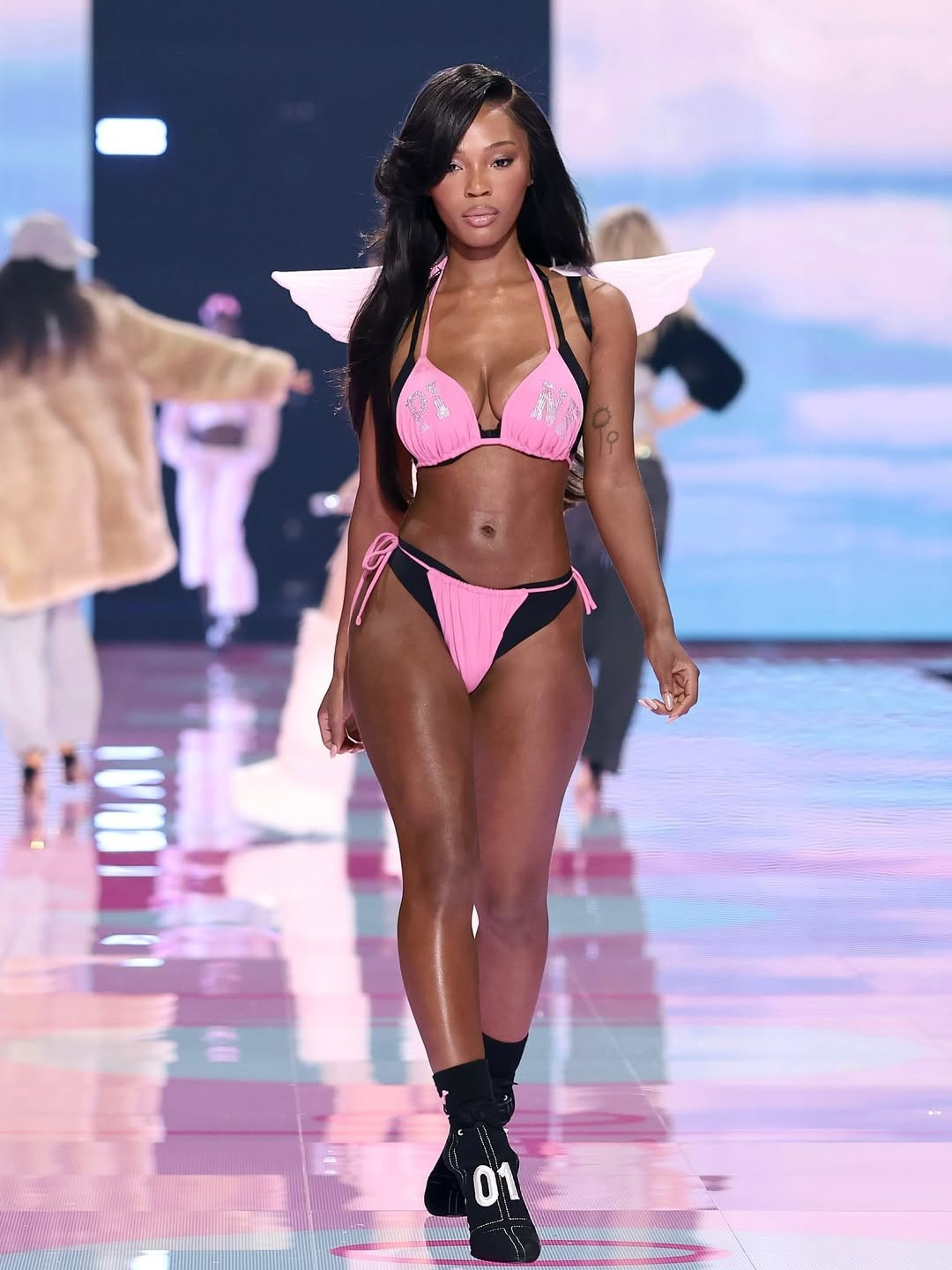 Đặc biệt, màn trình diễn của nàng mẫu Quenlin Blackwell thu hút rất nhiều sự quan tâm của công chúng. Cô nàng là một influencer đình đám với hàng triệu người theo dõi trên mạng xã hội. (Ảnh: IGNV)